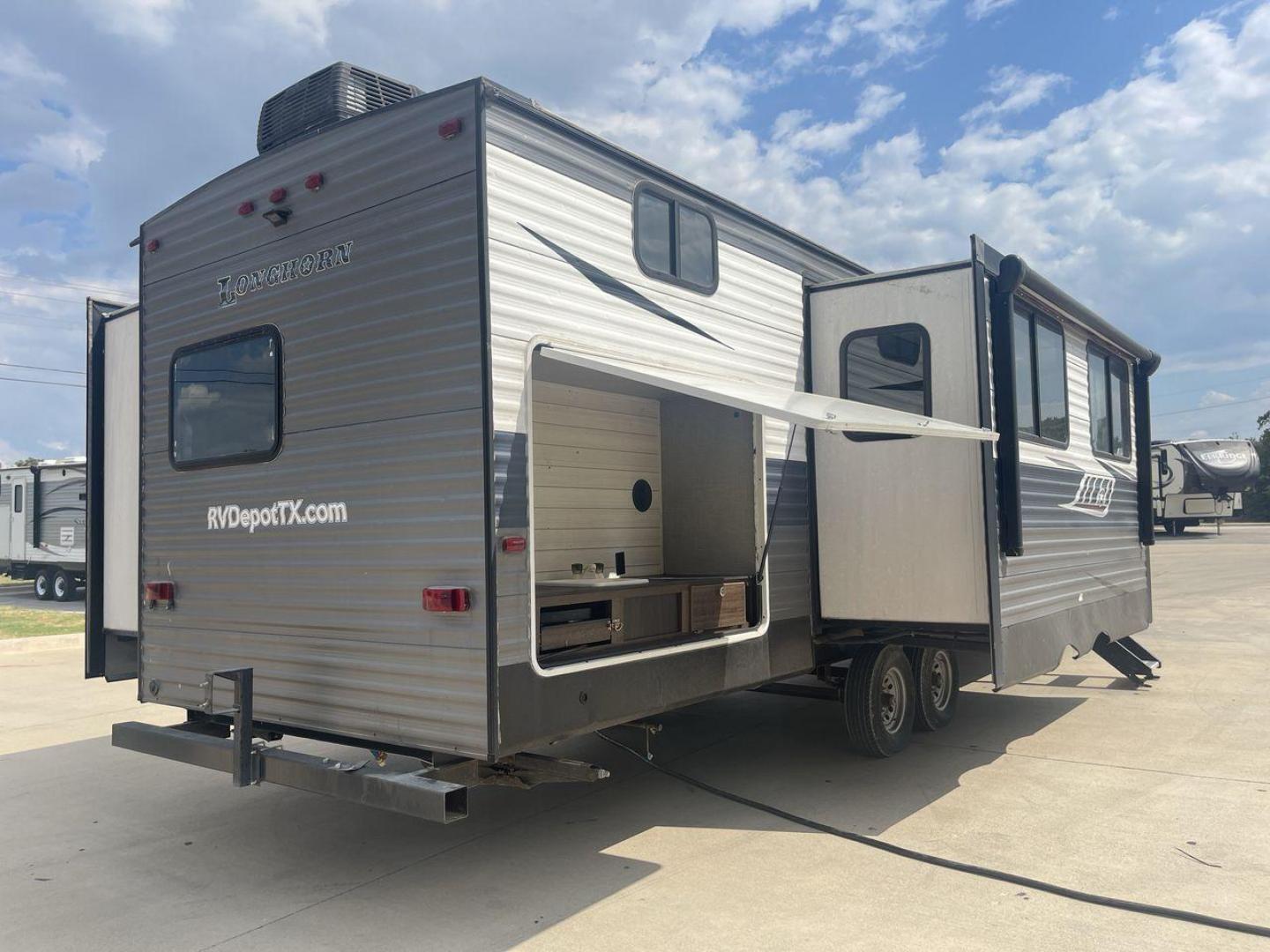 2020 GRAY KEYSTONE LONGHORN 333DB (4YDT33324LS) , Length: 37 ft | Dry Weight: 8,214 lbs | Slides: 2 transmission, located at 4319 N Main St, Cleburne, TX, 76033, (817) 678-5133, 32.385960, -97.391212 - Photo#24