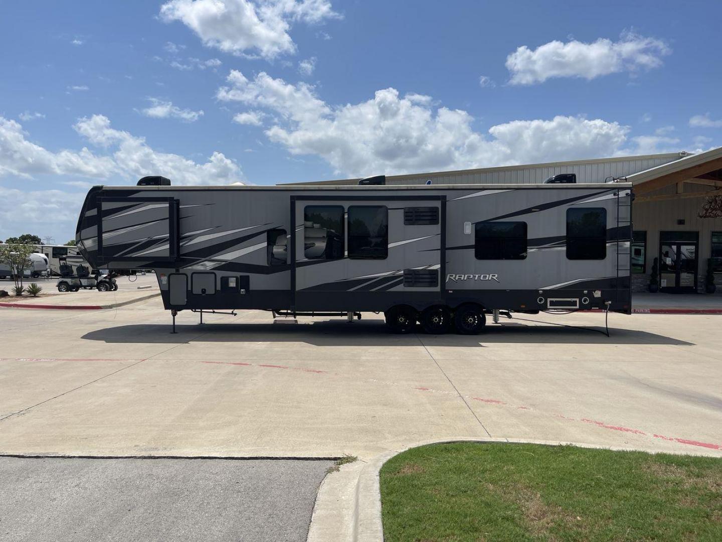 2020 KEYSTONE RAPTOR 423 (4YDF42332LR) , located at 4319 N Main St, Cleburne, TX, 76033, (817) 678-5133, 32.385960, -97.391212 - Photo#24