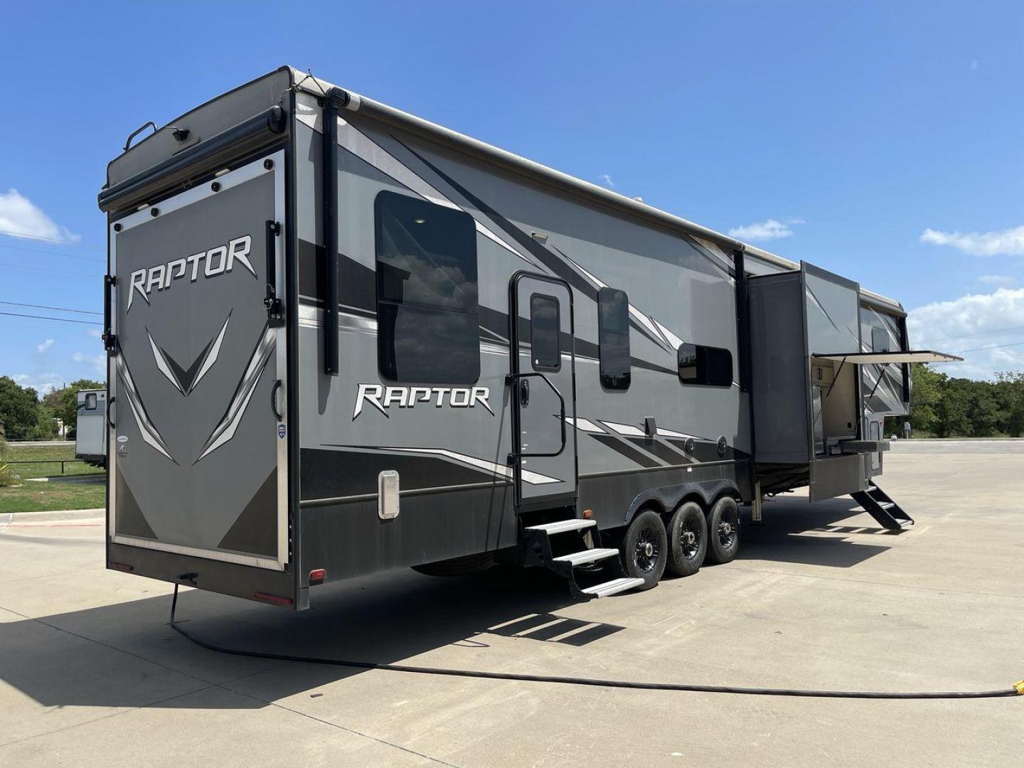 2020 KEYSTONE RAPTOR 423 (4YDF42332LR) , located at 4319 N Main St, Cleburne, TX, 76033, (817) 678-5133, 32.385960, -97.391212 - Photo#25