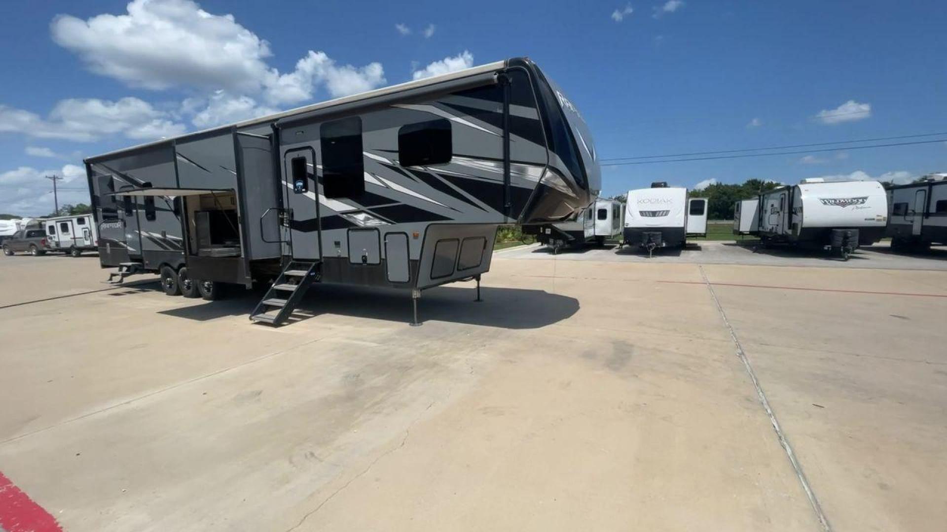 2020 KEYSTONE RAPTOR 423 (4YDF42332LR) , located at 4319 N Main St, Cleburne, TX, 76033, (817) 678-5133, 32.385960, -97.391212 - Photo#3