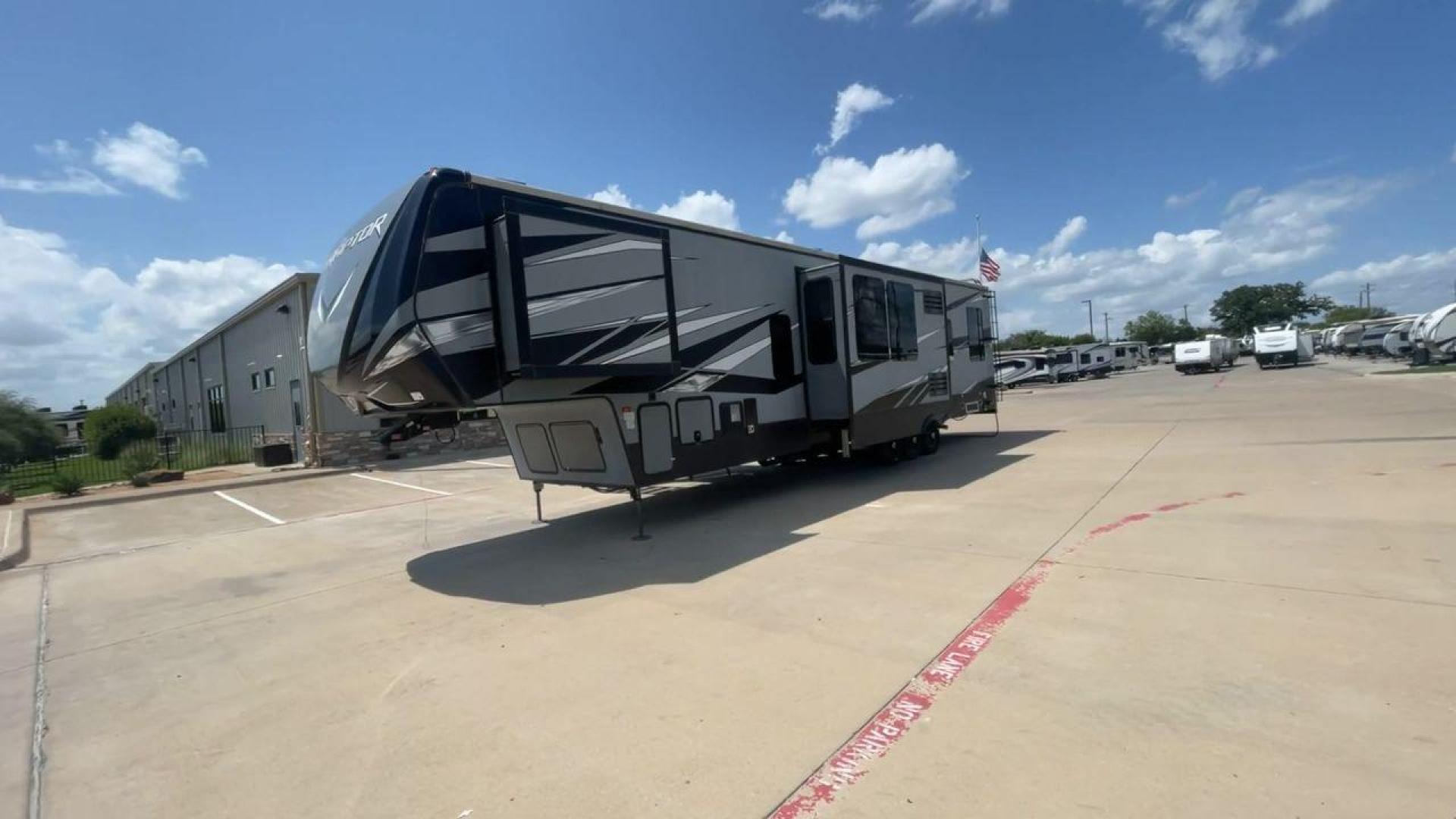 2020 KEYSTONE RAPTOR 423 (4YDF42332LR) , located at 4319 N Main St, Cleburne, TX, 76033, (817) 678-5133, 32.385960, -97.391212 - Photo#5