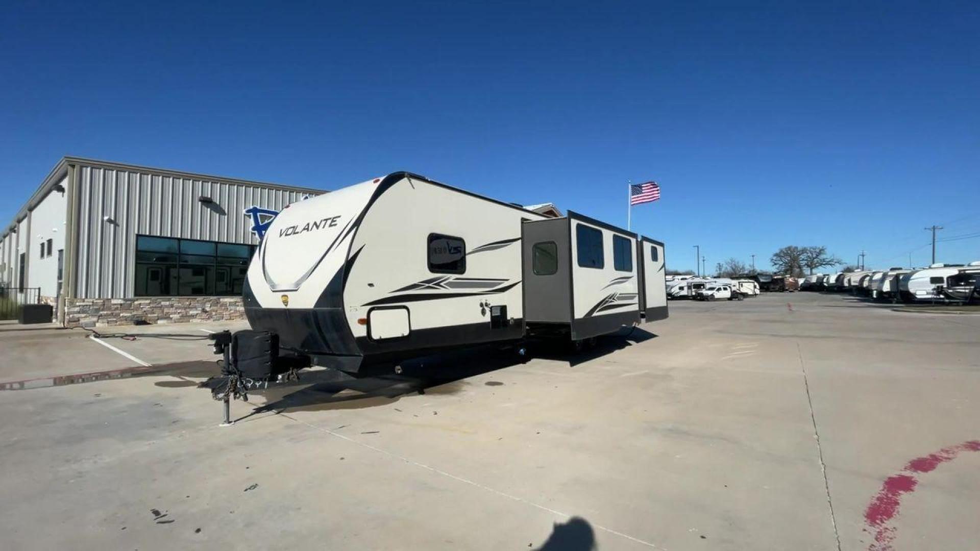 2020 KEYSTONE RV VOLANTE 33BH (4YDT33B26L6) , Length: 37.5 ft. | Dry Weight: 8,284 lbs. | Slides: 3 transmission, located at 4319 N Main St, Cleburne, TX, 76033, (817) 678-5133, 32.385960, -97.391212 - With the 2020 Keystone RV Volante 33BH travel trailer, the family will sure enjoy every camping trip in all seasons. This trailer comes with ideal amenities to make your stay comfortable. This unit measures 38 ft length, 8 ft width, and 11.6 ft interior height. It has a dry weight of 7,658 lbs along - Photo#5