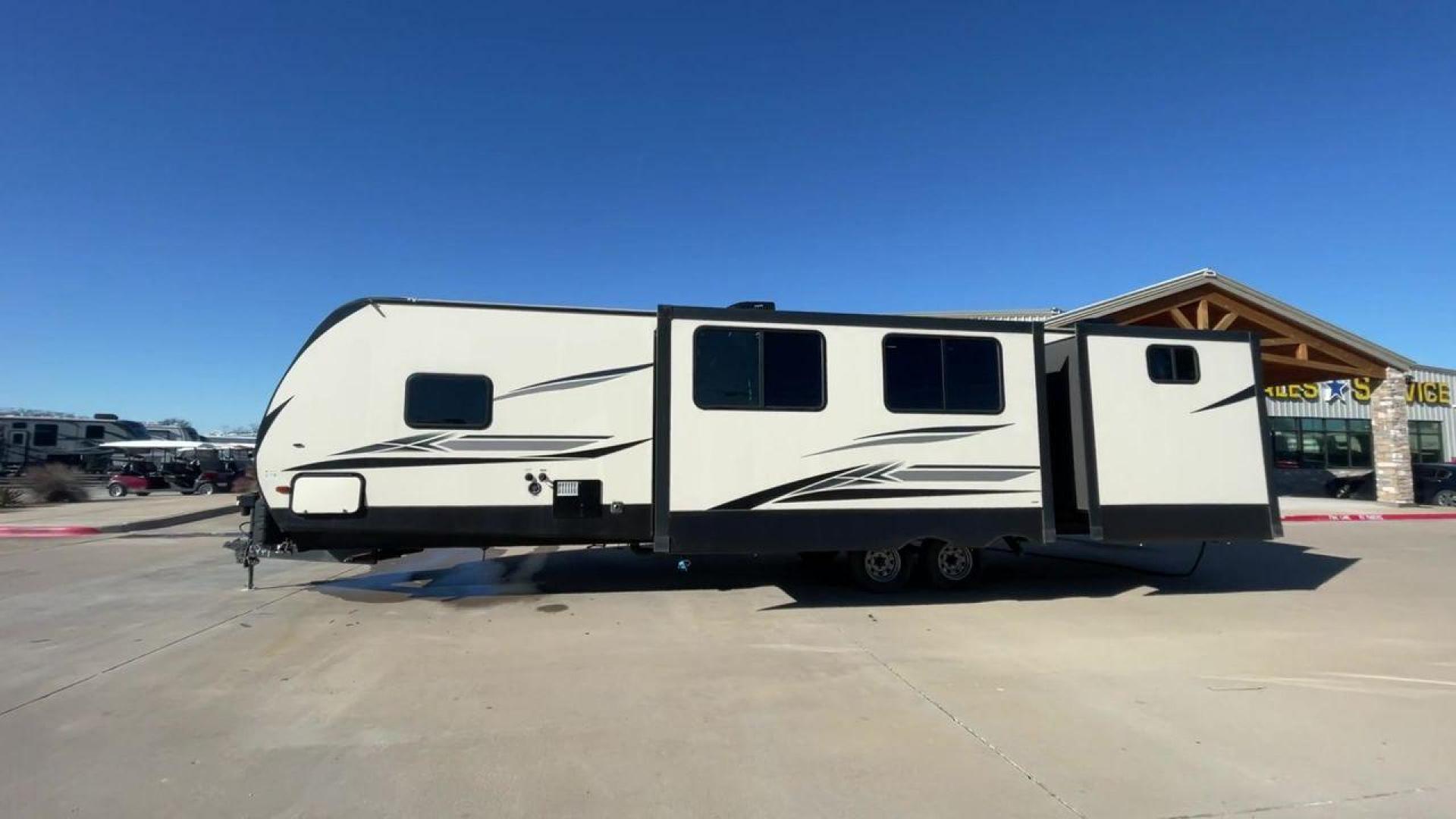 2020 KEYSTONE RV VOLANTE 33BH (4YDT33B26L6) , Length: 37.5 ft. | Dry Weight: 8,284 lbs. | Slides: 3 transmission, located at 4319 N Main St, Cleburne, TX, 76033, (817) 678-5133, 32.385960, -97.391212 - With the 2020 Keystone RV Volante 33BH travel trailer, the family will sure enjoy every camping trip in all seasons. This trailer comes with ideal amenities to make your stay comfortable. This unit measures 38 ft length, 8 ft width, and 11.6 ft interior height. It has a dry weight of 7,658 lbs along - Photo#6