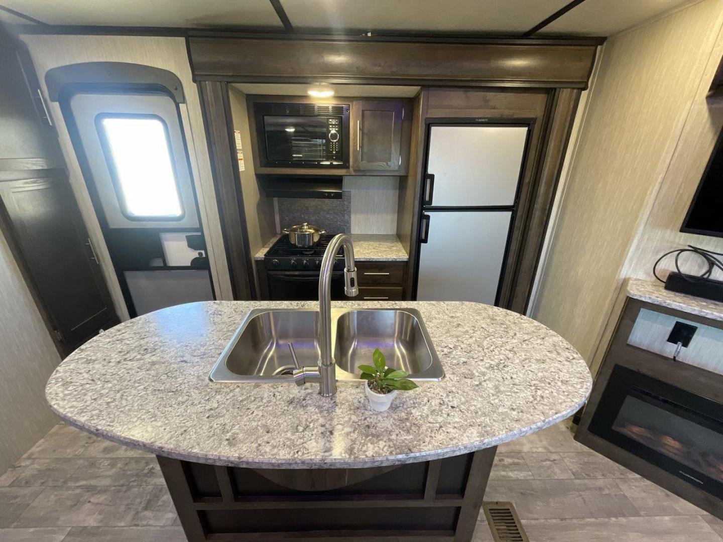 2020 KEYSTONE RV VOLANTE 33BH (4YDT33B26L6) , Length: 37.5 ft. | Dry Weight: 8,284 lbs. | Slides: 3 transmission, located at 4319 N Main St, Cleburne, TX, 76033, (817) 678-5133, 32.385960, -97.391212 - With the 2020 Keystone RV Volante 33BH travel trailer, the family will sure enjoy every camping trip in all seasons. This trailer comes with ideal amenities to make your stay comfortable. This unit measures 38 ft length, 8 ft width, and 11.6 ft interior height. It has a dry weight of 7,658 lbs along - Photo#10