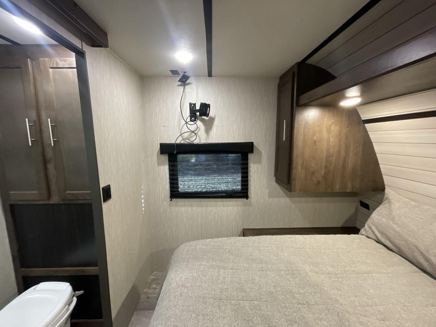 2020 KEYSTONE RV VOLANTE 33BH (4YDT33B26L6) , Length: 37.5 ft. | Dry Weight: 8,284 lbs. | Slides: 3 transmission, located at 4319 N Main St, Cleburne, TX, 76033, (817) 678-5133, 32.385960, -97.391212 - With the 2020 Keystone RV Volante 33BH travel trailer, the family will sure enjoy every camping trip in all seasons. This trailer comes with ideal amenities to make your stay comfortable. This unit measures 38 ft length, 8 ft width, and 11.6 ft interior height. It has a dry weight of 7,658 lbs along - Photo#18