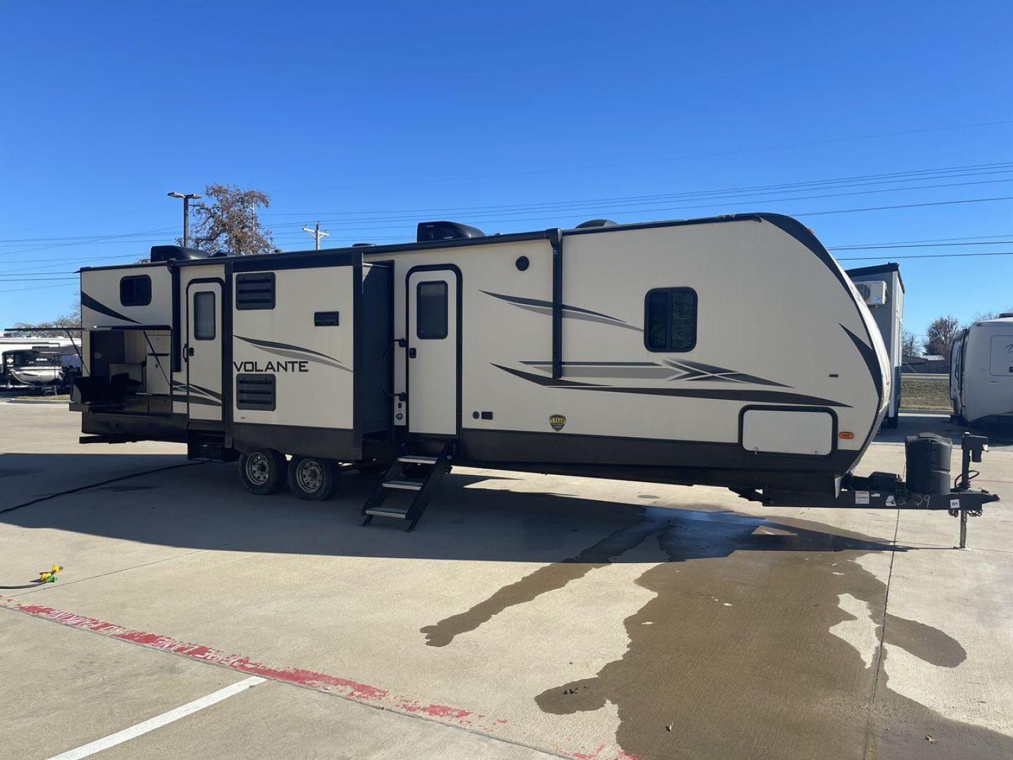 2020 KEYSTONE RV VOLANTE 33BH (4YDT33B26L6) , Length: 37.5 ft. | Dry Weight: 8,284 lbs. | Slides: 3 transmission, located at 4319 N Main St, Cleburne, TX, 76033, (817) 678-5133, 32.385960, -97.391212 - With the 2020 Keystone RV Volante 33BH travel trailer, the family will sure enjoy every camping trip in all seasons. This trailer comes with ideal amenities to make your stay comfortable. This unit measures 38 ft length, 8 ft width, and 11.6 ft interior height. It has a dry weight of 7,658 lbs along - Photo#24