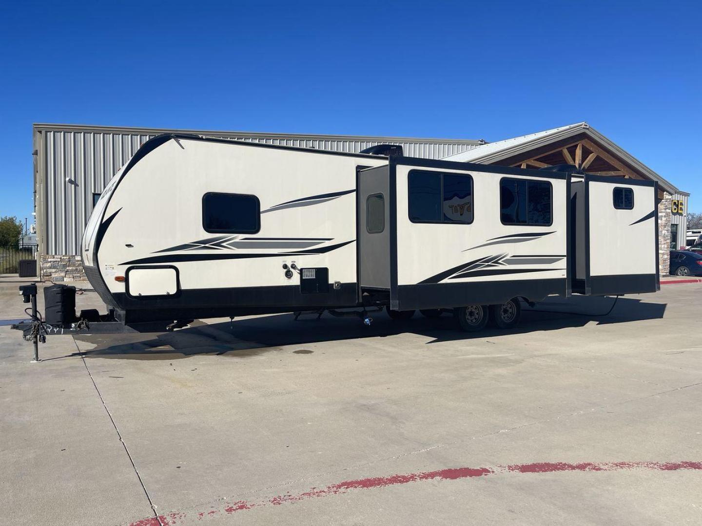 2020 KEYSTONE RV VOLANTE 33BH (4YDT33B26L6) , Length: 37.5 ft. | Dry Weight: 8,284 lbs. | Slides: 3 transmission, located at 4319 N Main St, Cleburne, TX, 76033, (817) 678-5133, 32.385960, -97.391212 - With the 2020 Keystone RV Volante 33BH travel trailer, the family will sure enjoy every camping trip in all seasons. This trailer comes with ideal amenities to make your stay comfortable. This unit measures 38 ft length, 8 ft width, and 11.6 ft interior height. It has a dry weight of 7,658 lbs along - Photo#25