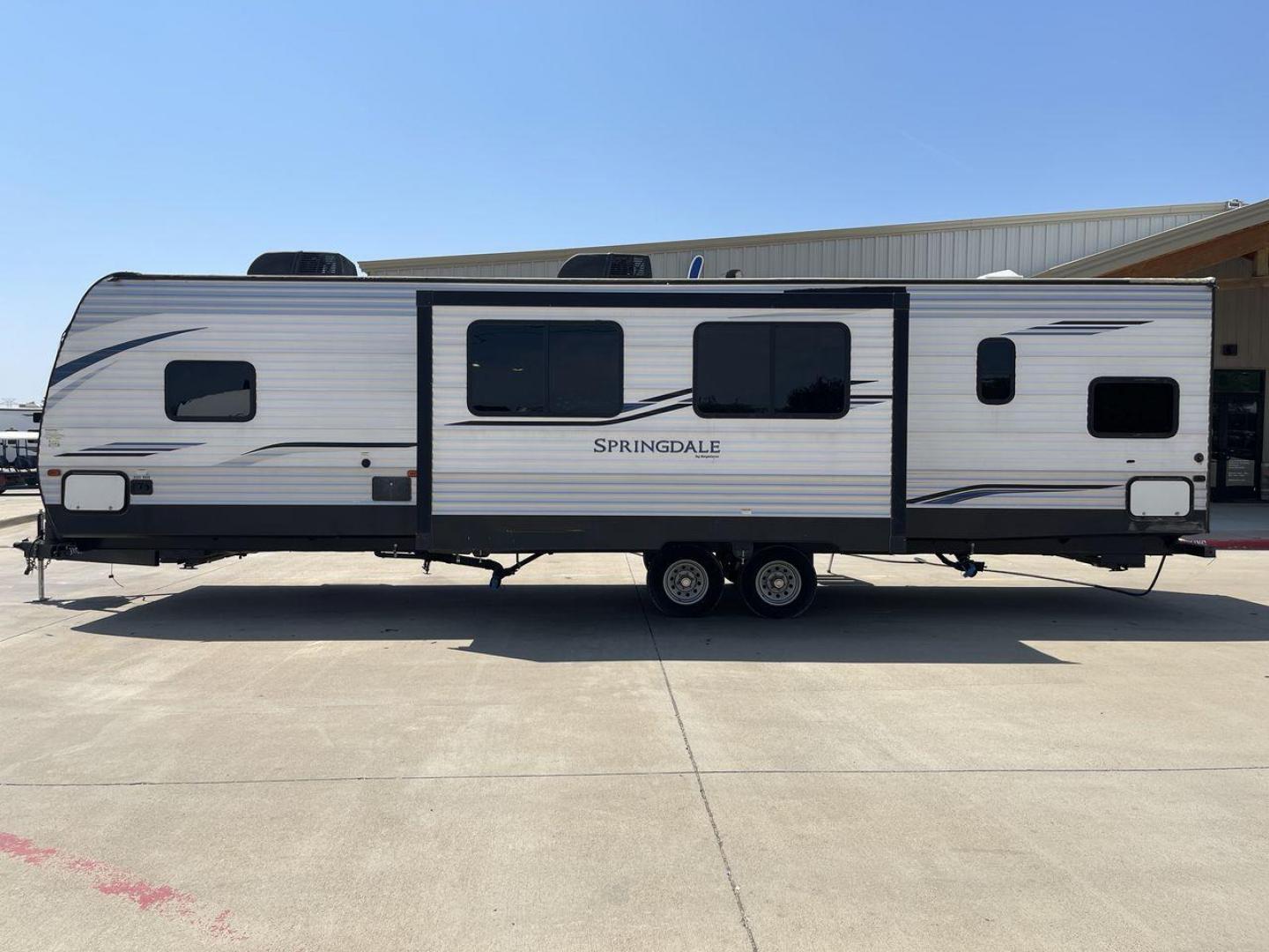 2020 KEYSTONE SPRINGDALE 335BH (4YDT33529L3) , Length: 37.75 ft. | Dry Weight: 8,095 lbs. | Gross Weight: 11,200 lbs. | Slides: 1 transmission, located at 4319 N Main St, Cleburne, TX, 76033, (817) 678-5133, 32.385960, -97.391212 - Photo#24