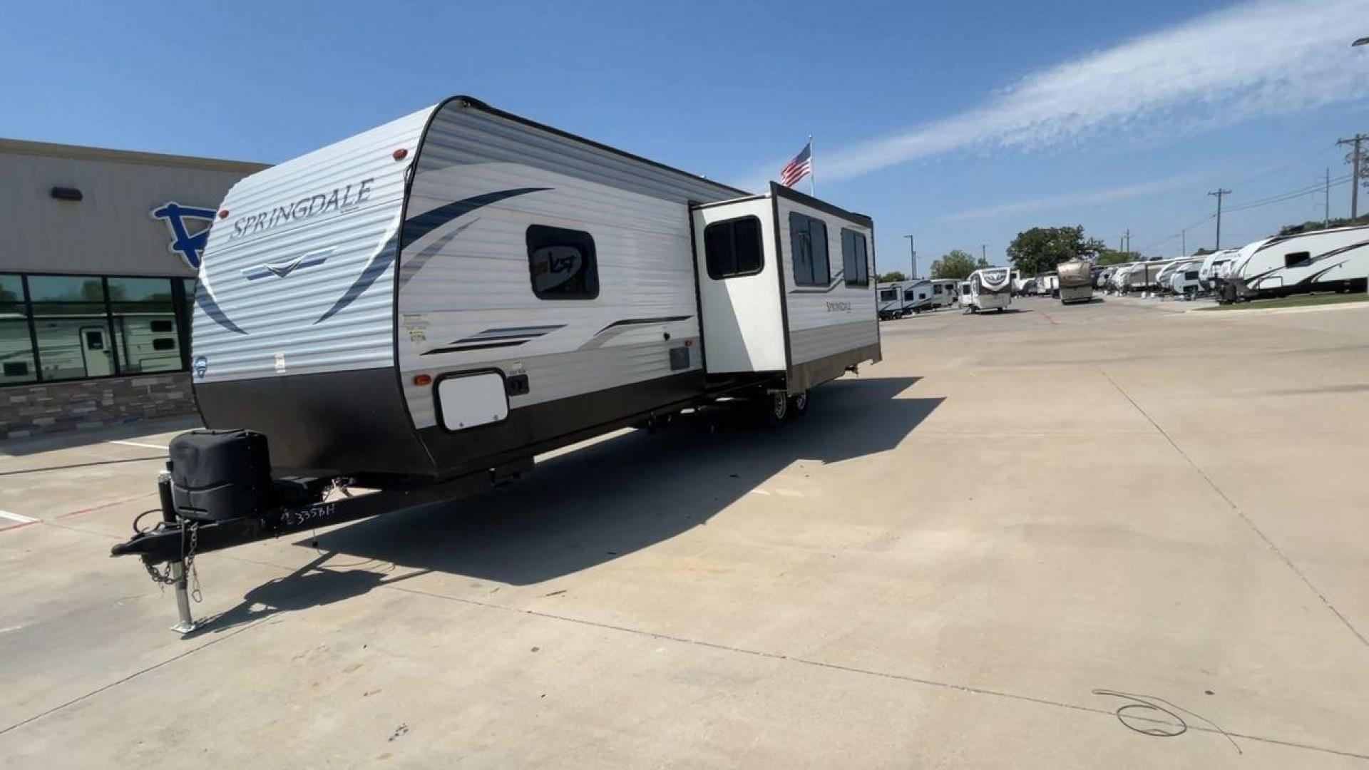 2020 KEYSTONE SPRINGDALE 335BH (4YDT33529L3) , Length: 37.75 ft. | Dry Weight: 8,095 lbs. | Gross Weight: 11,200 lbs. | Slides: 1 transmission, located at 4319 N Main St, Cleburne, TX, 76033, (817) 678-5133, 32.385960, -97.391212 - Photo#5