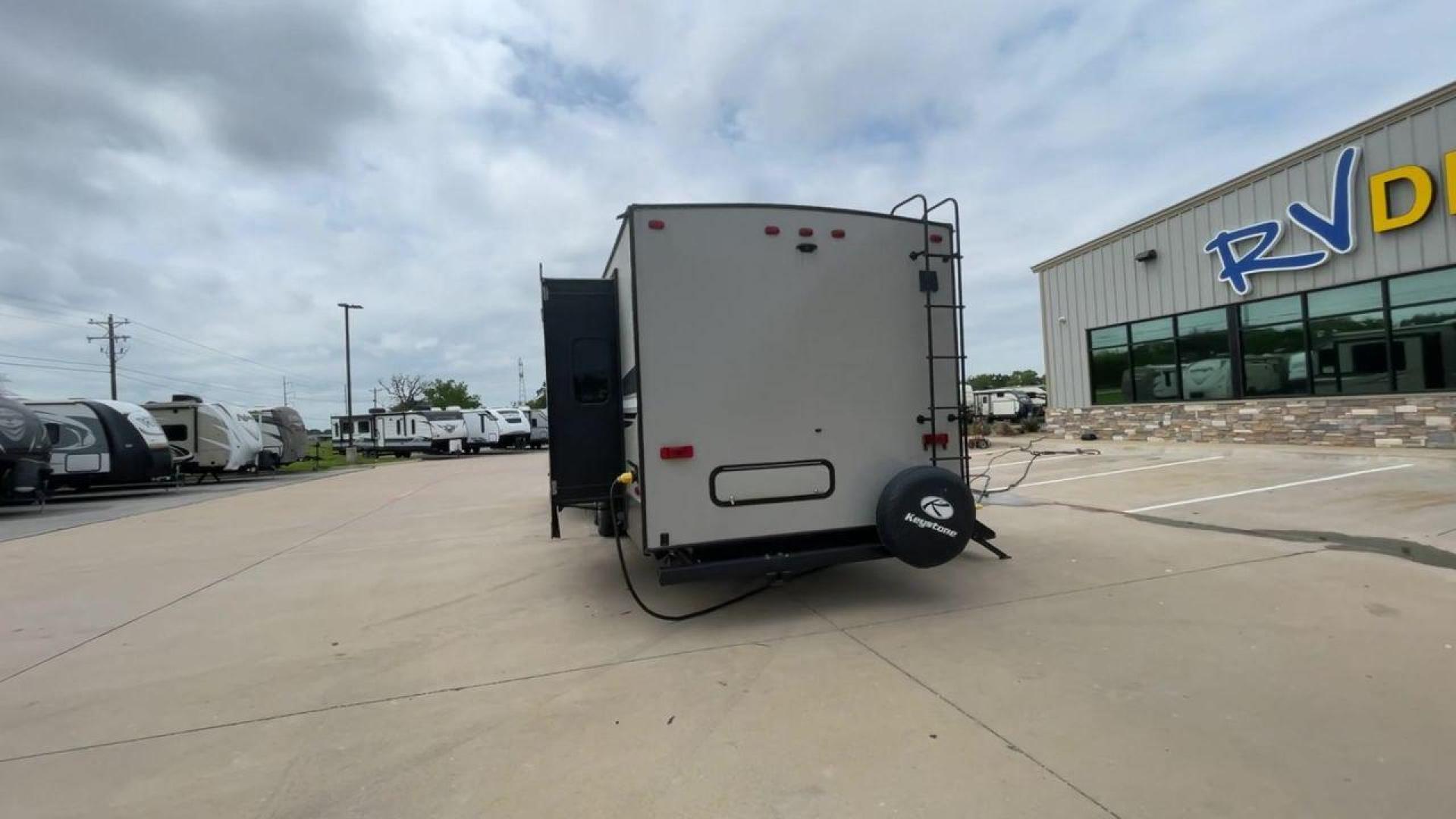 2020 KEYSTONE SPRINTER 330KBS (4YDT33027L1) , located at 4319 N Main St, Cleburne, TX, 76033, (817) 678-5133, 32.385960, -97.391212 - Photo#8