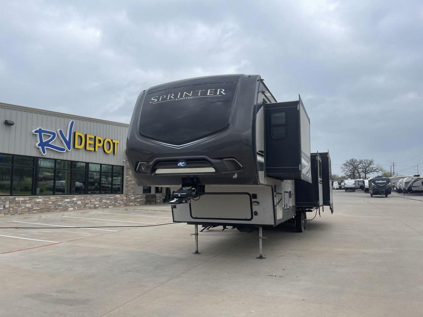 2020 KEYSTONE SPRINTER 3571FWLFT (4YDF35727L1) , located at 4319 N Main St, Cleburne, TX, 76033, (817) 678-5133, 32.385960, -97.391212 - Photo#0