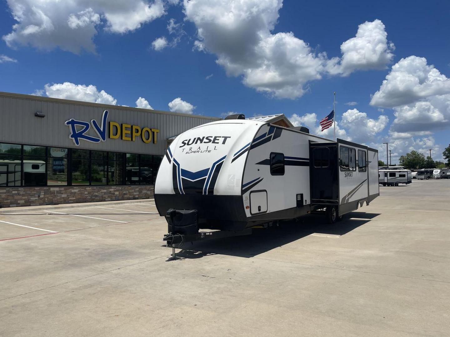 2020 KEYSTONE SUNSET TRAIL 331BH (4YDT3312XL5) , Length: 37.5 ft.| Dry Weight: 7,560 lbs. | Gross Weight: 9,735 lbs. | Slides: 3 transmission, located at 4319 N Main St, Cleburne, TX, 76033, (817) 678-5133, 32.385960, -97.391212 - Photo#0