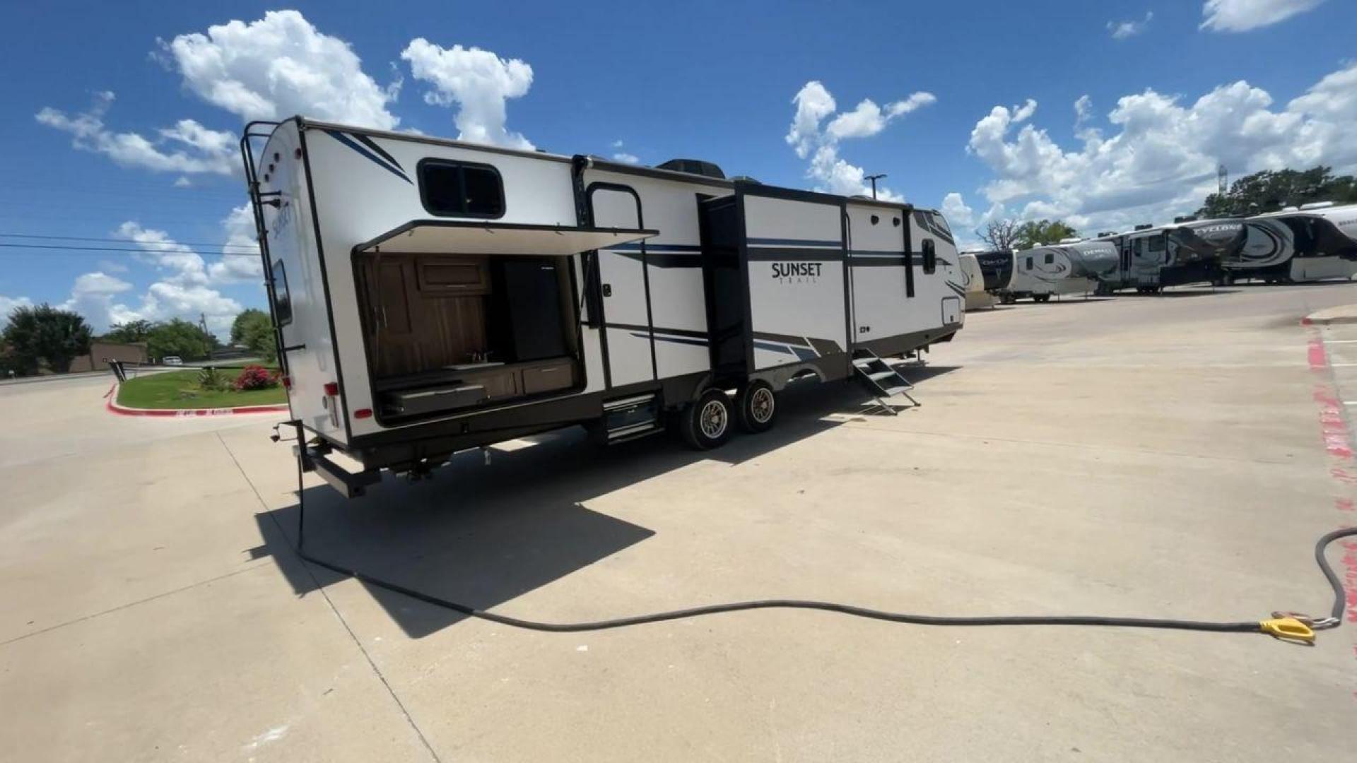 2020 KEYSTONE SUNSET TRAIL 331BH (4YDT3312XL5) , Length: 37.5 ft.| Dry Weight: 7,560 lbs. | Gross Weight: 9,735 lbs. | Slides: 3 transmission, located at 4319 N Main St, Cleburne, TX, 76033, (817) 678-5133, 32.385960, -97.391212 - Photo#1