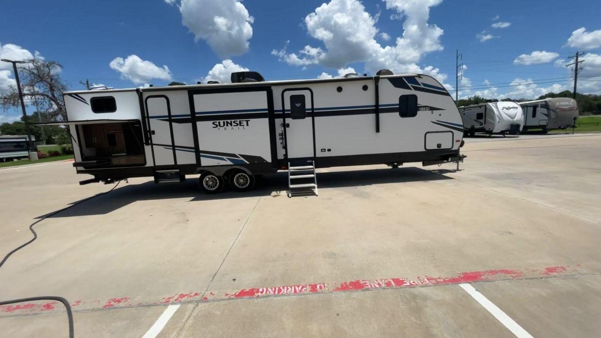 2020 KEYSTONE SUNSET TRAIL 331BH (4YDT3312XL5) , Length: 37.5 ft.| Dry Weight: 7,560 lbs. | Gross Weight: 9,735 lbs. | Slides: 3 transmission, located at 4319 N Main St, Cleburne, TX, 76033, (817) 678-5133, 32.385960, -97.391212 - Photo#2