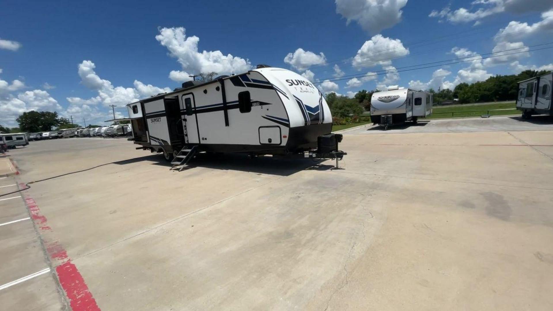 2020 KEYSTONE SUNSET TRAIL 331BH (4YDT3312XL5) , Length: 37.5 ft.| Dry Weight: 7,560 lbs. | Gross Weight: 9,735 lbs. | Slides: 3 transmission, located at 4319 N Main St, Cleburne, TX, 76033, (817) 678-5133, 32.385960, -97.391212 - Photo#3