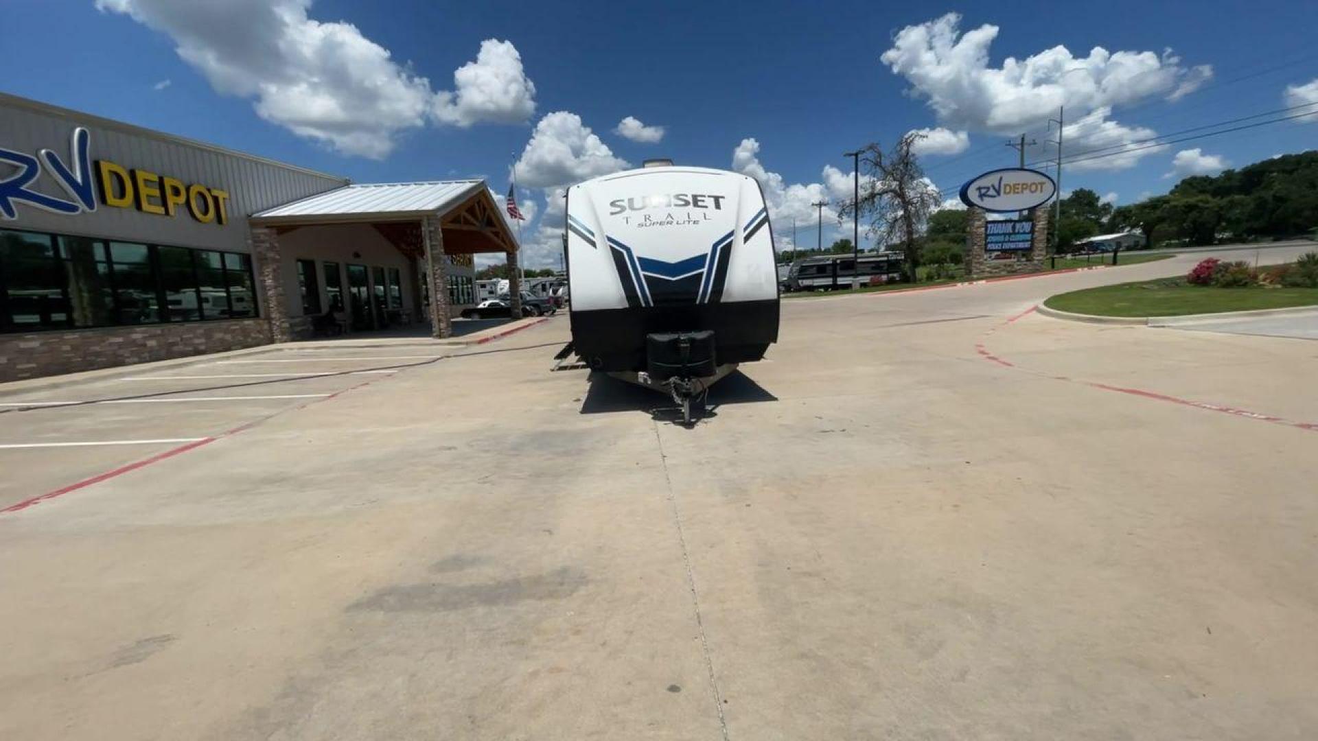 2020 KEYSTONE SUNSET TRAIL 331BH (4YDT3312XL5) , Length: 37.5 ft.| Dry Weight: 7,560 lbs. | Gross Weight: 9,735 lbs. | Slides: 3 transmission, located at 4319 N Main St, Cleburne, TX, 76033, (817) 678-5133, 32.385960, -97.391212 - Photo#4