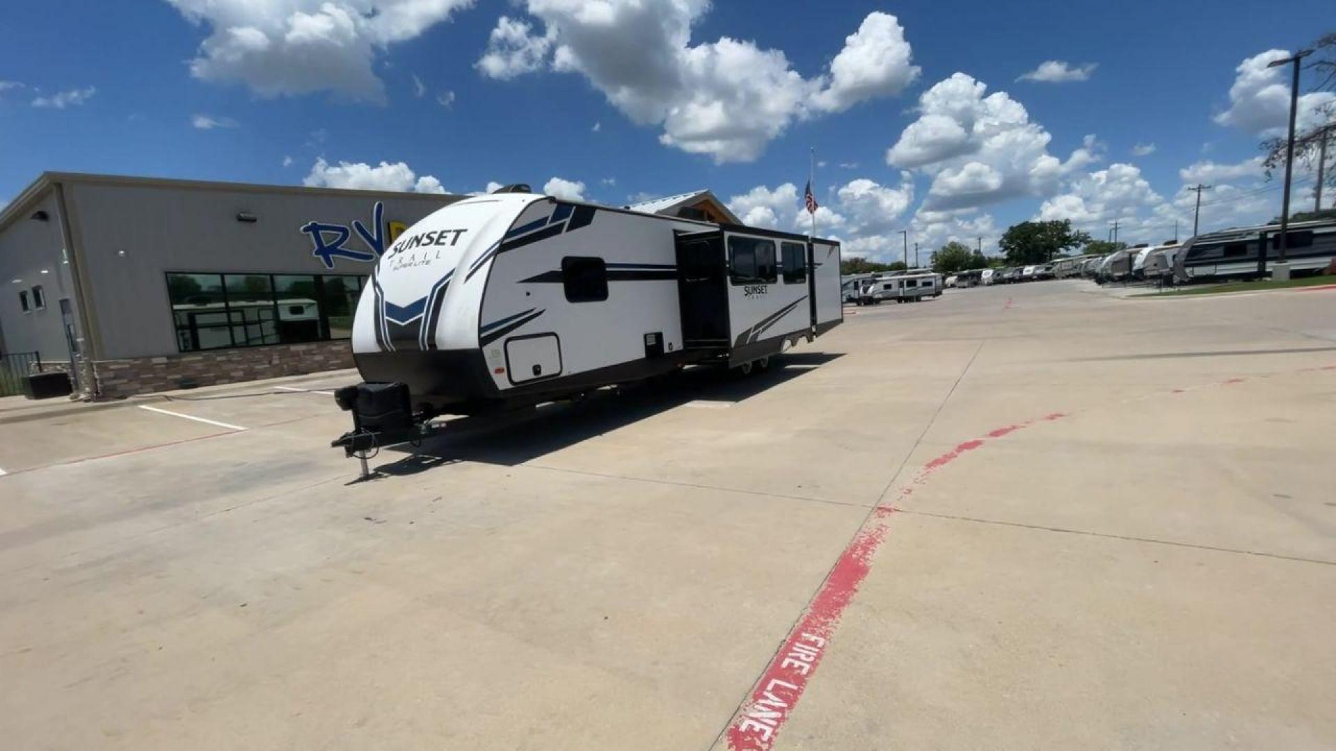 2020 KEYSTONE SUNSET TRAIL 331BH (4YDT3312XL5) , Length: 37.5 ft.| Dry Weight: 7,560 lbs. | Gross Weight: 9,735 lbs. | Slides: 3 transmission, located at 4319 N Main St, Cleburne, TX, 76033, (817) 678-5133, 32.385960, -97.391212 - Photo#5