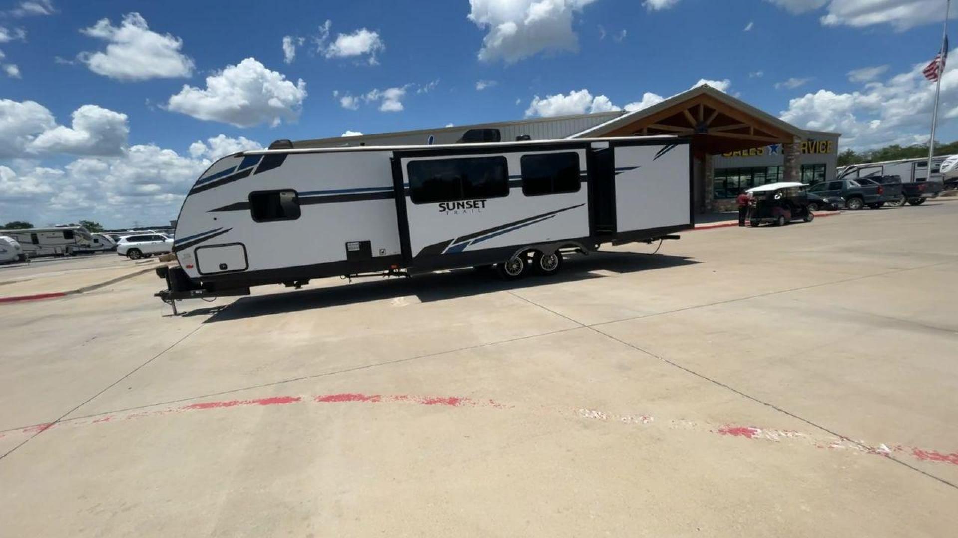 2020 KEYSTONE SUNSET TRAIL 331BH (4YDT3312XL5) , Length: 37.5 ft.| Dry Weight: 7,560 lbs. | Gross Weight: 9,735 lbs. | Slides: 3 transmission, located at 4319 N Main St, Cleburne, TX, 76033, (817) 678-5133, 32.385960, -97.391212 - Photo#6