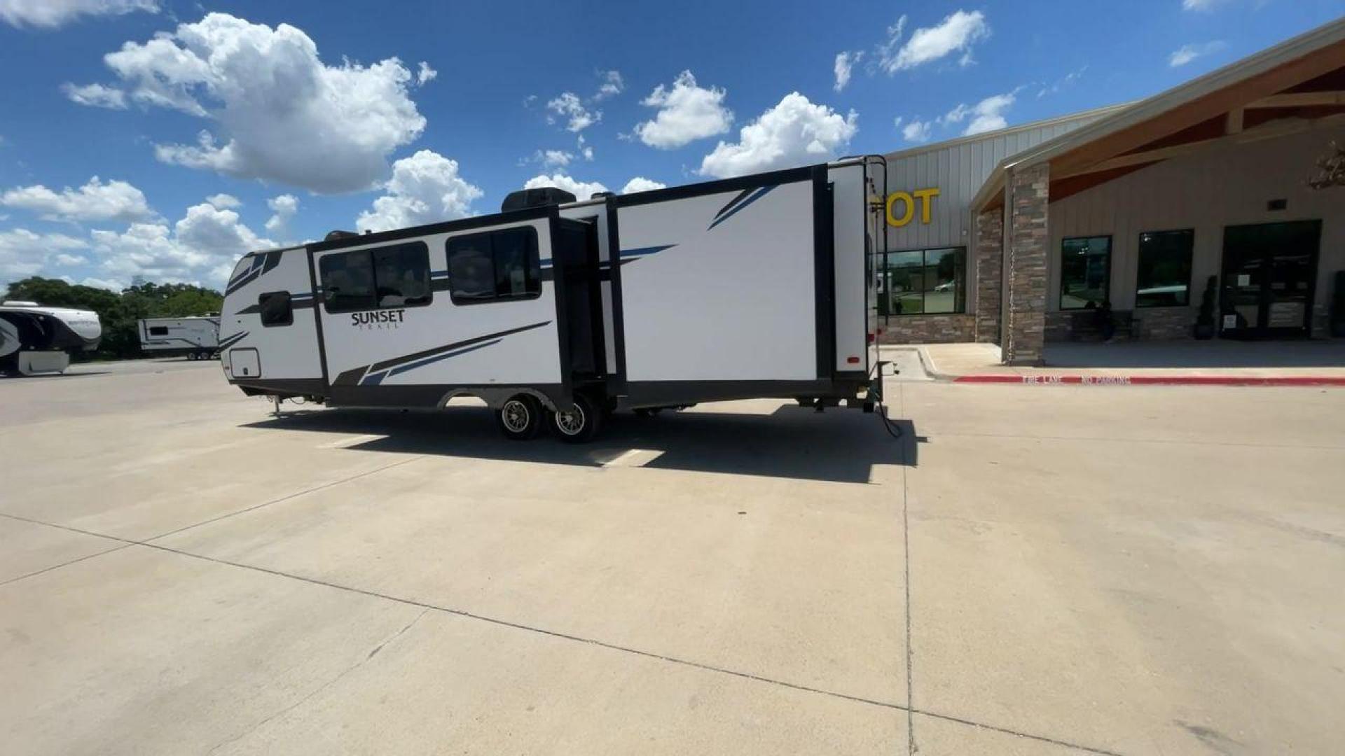 2020 KEYSTONE SUNSET TRAIL 331BH (4YDT3312XL5) , Length: 37.5 ft.| Dry Weight: 7,560 lbs. | Gross Weight: 9,735 lbs. | Slides: 3 transmission, located at 4319 N Main St, Cleburne, TX, 76033, (817) 678-5133, 32.385960, -97.391212 - Photo#7