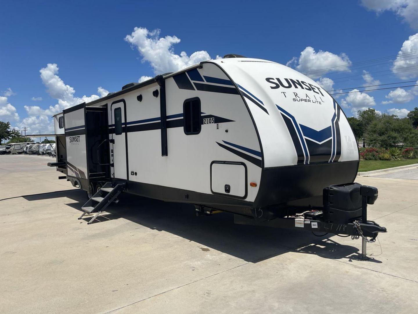 2020 KEYSTONE SUNSET TRAIL 331BH (4YDT3312XL5) , Length: 37.5 ft.| Dry Weight: 7,560 lbs. | Gross Weight: 9,735 lbs. | Slides: 3 transmission, located at 4319 N Main St, Cleburne, TX, 76033, (817) 678-5133, 32.385960, -97.391212 - Photo#23