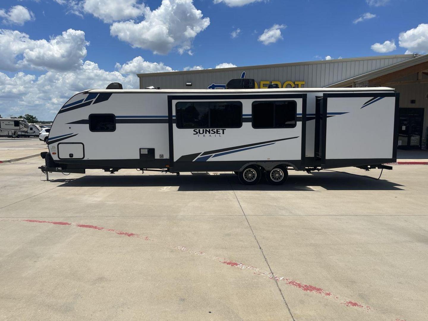 2020 KEYSTONE SUNSET TRAIL 331BH (4YDT3312XL5) , Length: 37.5 ft.| Dry Weight: 7,560 lbs. | Gross Weight: 9,735 lbs. | Slides: 3 transmission, located at 4319 N Main St, Cleburne, TX, 76033, (817) 678-5133, 32.385960, -97.391212 - Photo#24