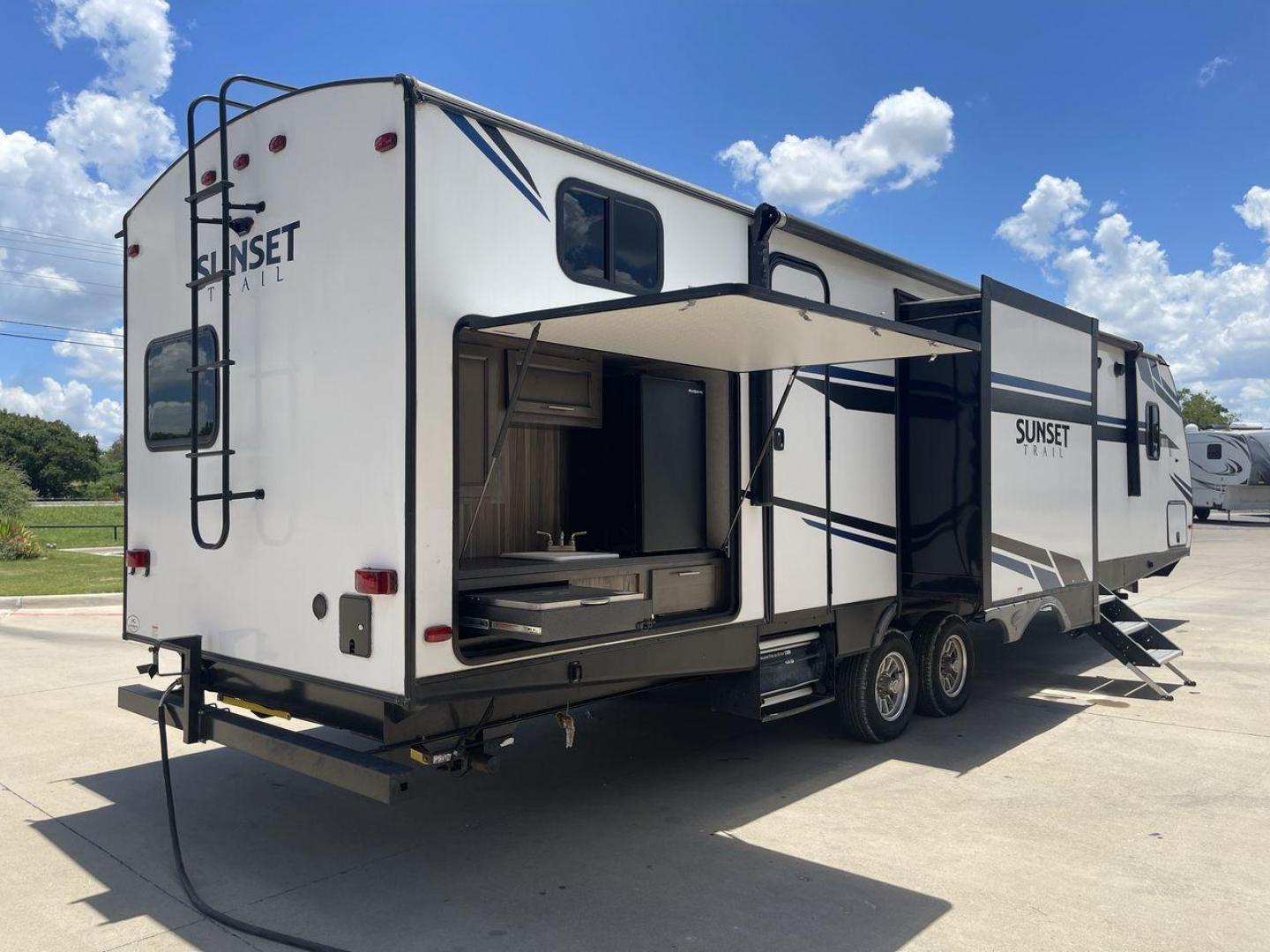 2020 KEYSTONE SUNSET TRAIL 331BH (4YDT3312XL5) , Length: 37.5 ft.| Dry Weight: 7,560 lbs. | Gross Weight: 9,735 lbs. | Slides: 3 transmission, located at 4319 N Main St, Cleburne, TX, 76033, (817) 678-5133, 32.385960, -97.391212 - Photo#25