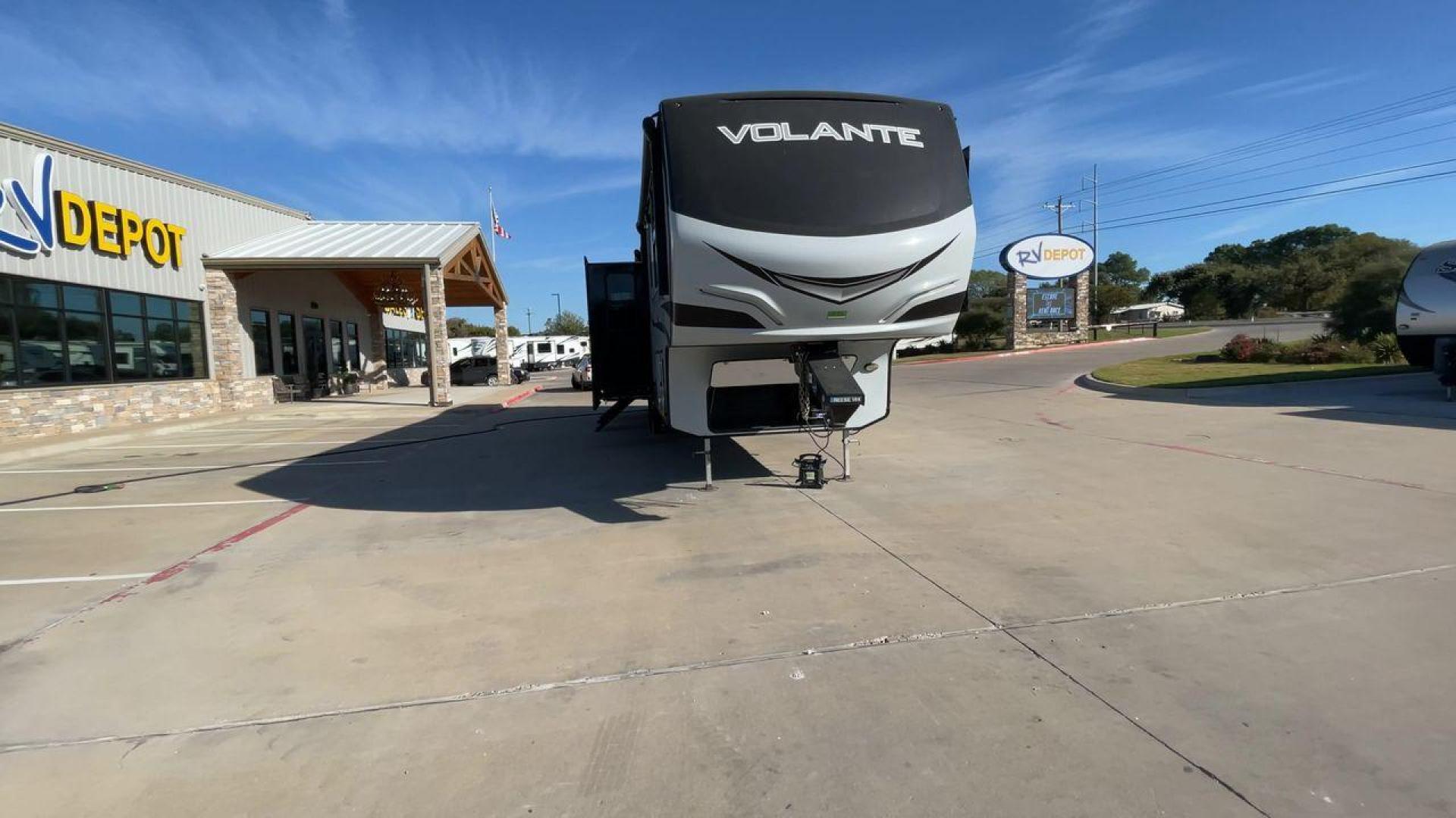 2020 KEYSTONE VOLANTE 3861BL (4YDF38621L9) , Length: 41.92 ft. | Dry Weight: 13,072 lbs. | Slides: 5 transmission, located at 4319 N Main St, Cleburne, TX, 76033, (817) 678-5133, 32.385960, -97.391212 - Photo#4