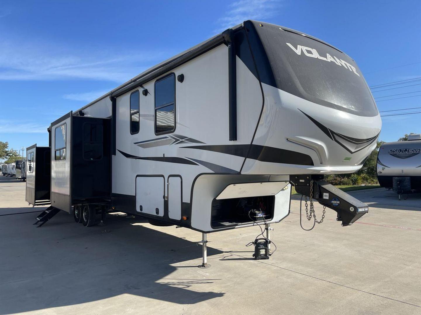 2020 KEYSTONE VOLANTE 3861BL (4YDF38621L9) , Length: 41.92 ft. | Dry Weight: 13,072 lbs. | Slides: 5 transmission, located at 4319 N Main St, Cleburne, TX, 76033, (817) 678-5133, 32.385960, -97.391212 - Photo#23