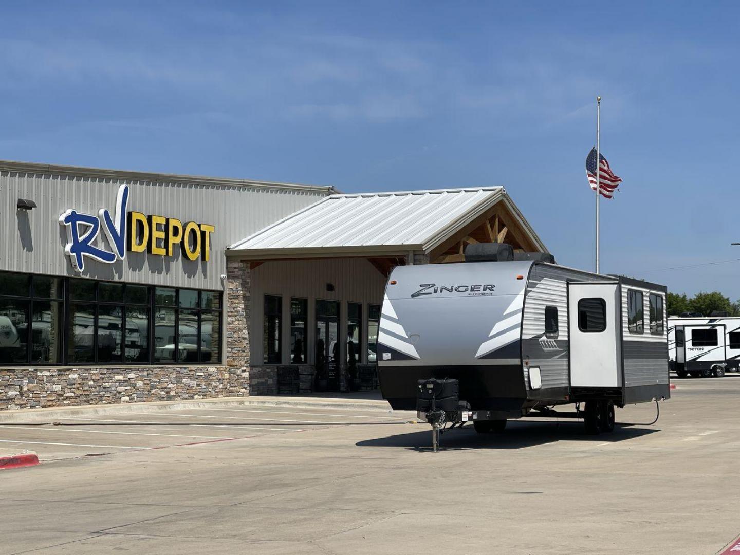 2020 KEYSTONE ZINGER 280RB (4YDT28023LS) , located at 4319 N Main St, Cleburne, TX, 76033, (817) 678-5133, 32.385960, -97.391212 - Photo#0