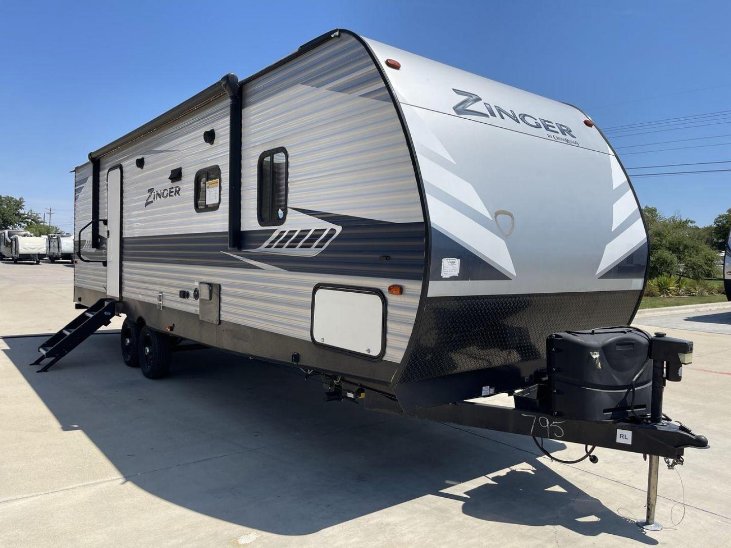 2020 KEYSTONE ZINGER 280RB (4YDT28023LS) , located at 4319 N Main St, Cleburne, TX, 76033, (817) 678-5133, 32.385960, -97.391212 - Photo#22