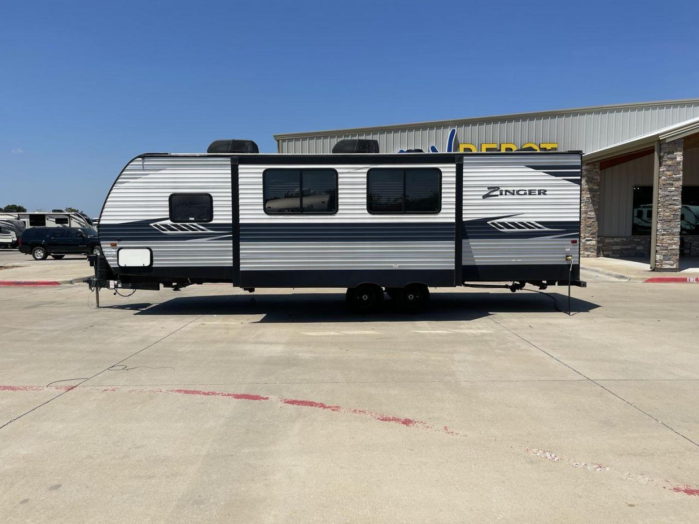 2020 KEYSTONE ZINGER 280RB (4YDT28023LS) , located at 4319 N Main St, Cleburne, TX, 76033, (817) 678-5133, 32.385960, -97.391212 - Photo#23