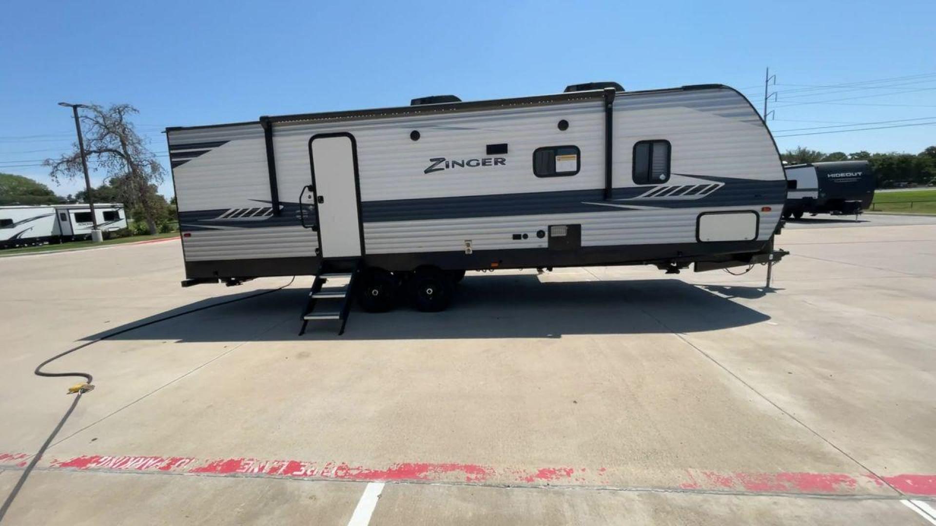 2020 KEYSTONE ZINGER 280RB (4YDT28023LS) , located at 4319 N Main St, Cleburne, TX, 76033, (817) 678-5133, 32.385960, -97.391212 - Photo#2