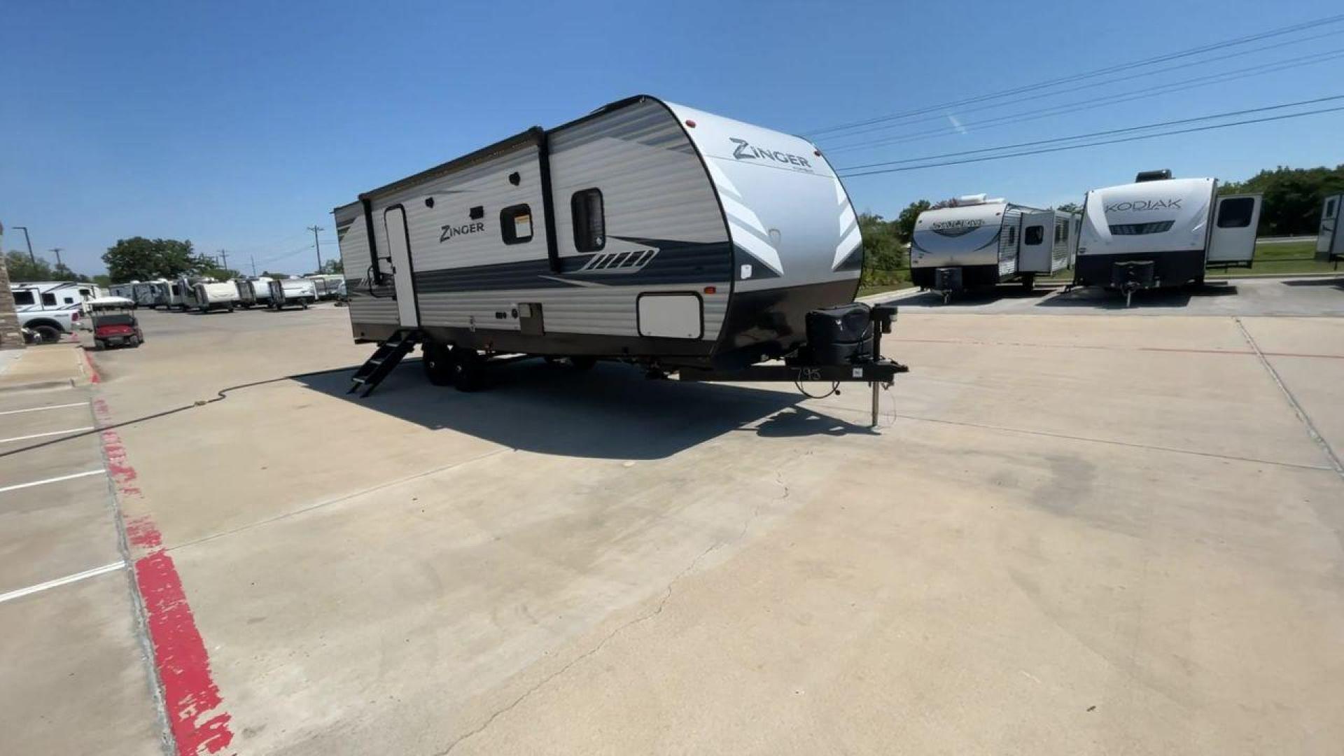 2020 KEYSTONE ZINGER 280RB (4YDT28023LS) , located at 4319 N Main St, Cleburne, TX, 76033, (817) 678-5133, 32.385960, -97.391212 - Photo#3