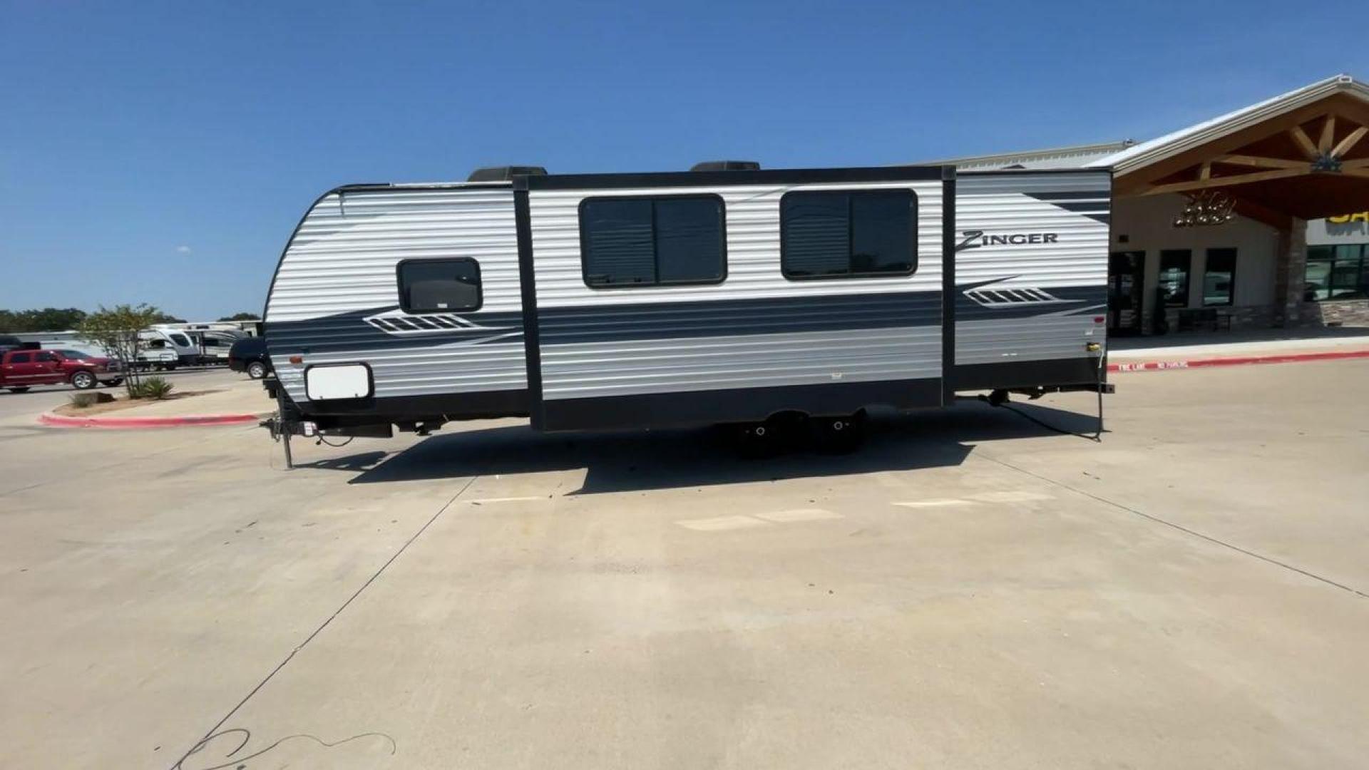 2020 KEYSTONE ZINGER 280RB (4YDT28023LS) , located at 4319 N Main St, Cleburne, TX, 76033, (817) 678-5133, 32.385960, -97.391212 - Photo#6