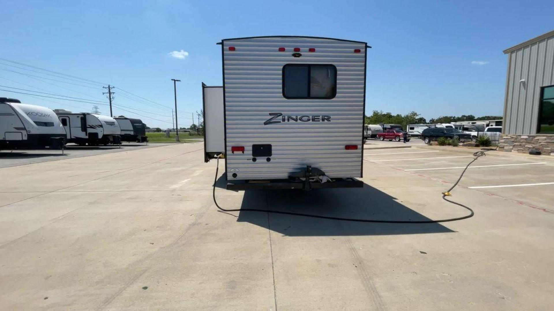 2020 KEYSTONE ZINGER 280RB (4YDT28023LS) , located at 4319 N Main St, Cleburne, TX, 76033, (817) 678-5133, 32.385960, -97.391212 - Photo#8