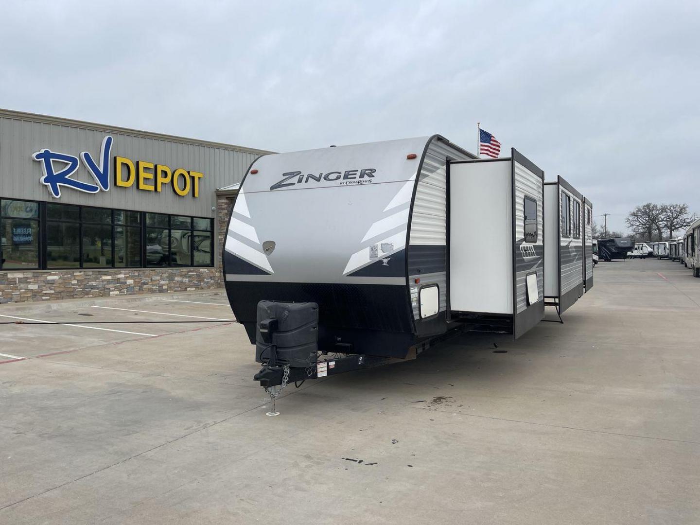 2020 KEYSTONE ZINGER 340BH (4YDT34025LS) , located at 4319 N Main St, Cleburne, TX, 76033, (817) 678-5133, 32.385960, -97.391212 - Photo#0