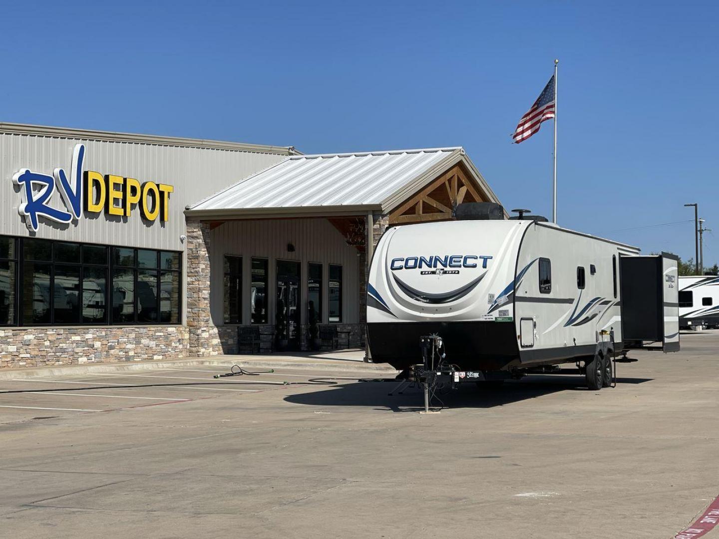 2020 KZ CONNECT 322BHK (4EZTL3221L7) , Length: 37.75 ft. | Dry Weight: 7,700 lbs. | Gross Weight: 8,800 lbs. | Slides: 2 transmission, located at 4319 N Main St, Cleburne, TX, 76033, (817) 678-5133, 32.385960, -97.391212 - The 2020 KZ Connect 322BHK boasts a modern and sleek exterior design, perfect for those seeking both style and functionality in a travel trailer. With a length of 37.75 ft. and a dry weight of 7,700 lbs., it offers a spacious yet manageable setup. The exterior features two large slides, significantl - Photo#0