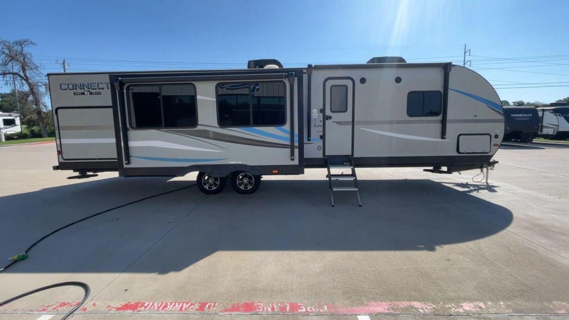 2020 KZ CONNECT 322BHK (4EZTL3221L7) , Length: 37.75 ft. | Dry Weight: 7,700 lbs. | Gross Weight: 8,800 lbs. | Slides: 2 transmission, located at 4319 N Main St, Cleburne, TX, 76033, (817) 678-5133, 32.385960, -97.391212 - Photo#2