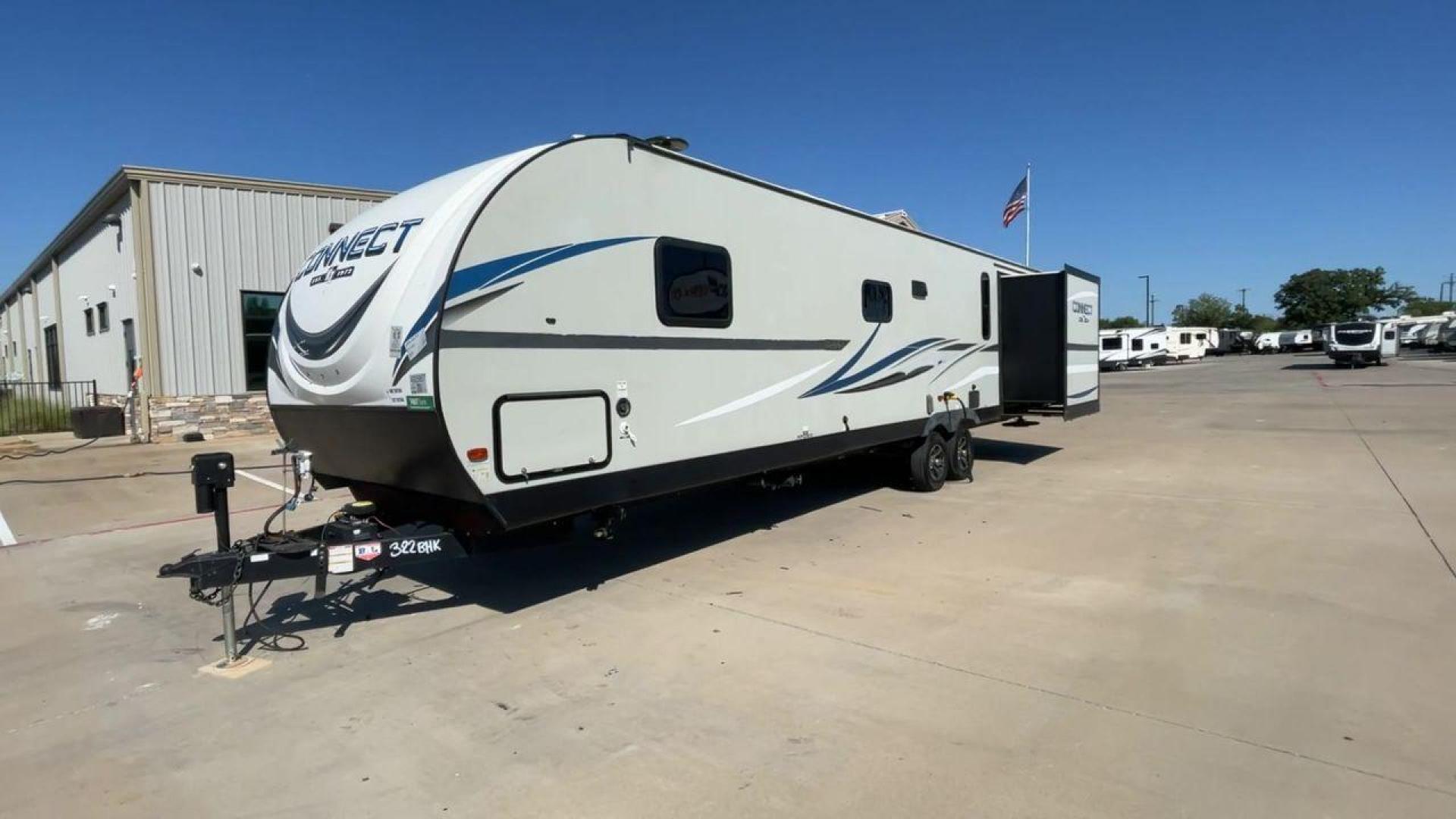 2020 KZ CONNECT 322BHK (4EZTL3221L7) , Length: 37.75 ft. | Dry Weight: 7,700 lbs. | Gross Weight: 8,800 lbs. | Slides: 2 transmission, located at 4319 N Main St, Cleburne, TX, 76033, (817) 678-5133, 32.385960, -97.391212 - The 2020 KZ Connect 322BHK boasts a modern and sleek exterior design, perfect for those seeking both style and functionality in a travel trailer. With a length of 37.75 ft. and a dry weight of 7,700 lbs., it offers a spacious yet manageable setup. The exterior features two large slides, significantl - Photo#5