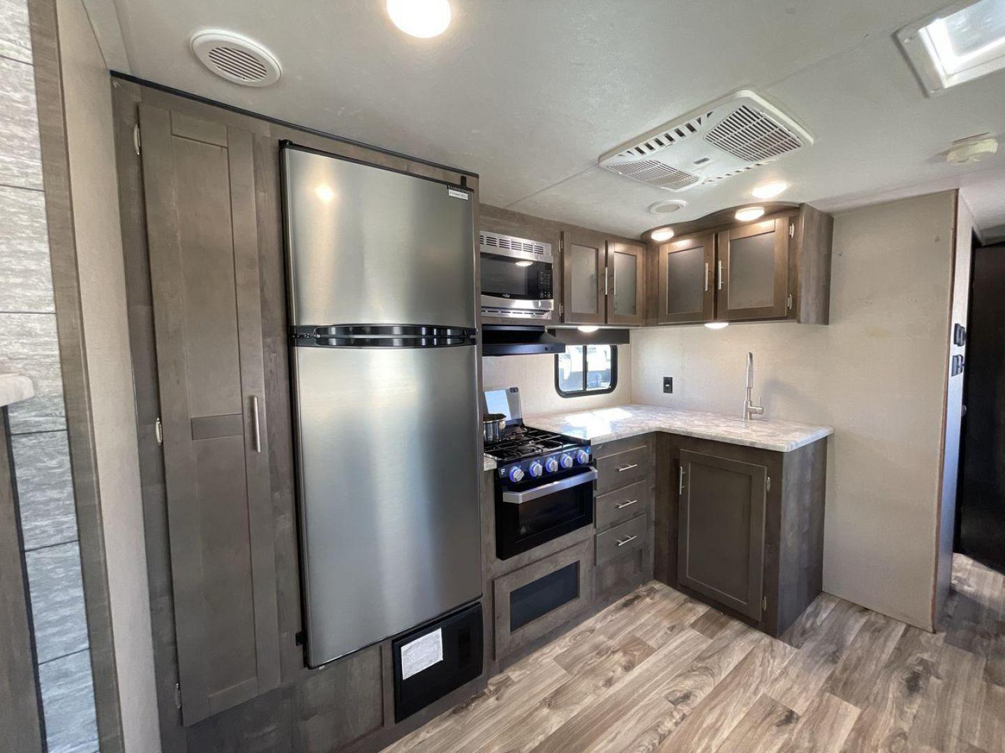 2020 KZ CONNECT 322BHK (4EZTL3221L7) , Length: 37.75 ft. | Dry Weight: 7,700 lbs. | Gross Weight: 8,800 lbs. | Slides: 2 transmission, located at 4319 N Main St, Cleburne, TX, 76033, (817) 678-5133, 32.385960, -97.391212 - Photo#12