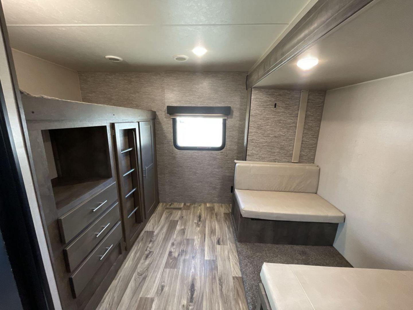 2020 KZ CONNECT 322BHK (4EZTL3221L7) , Length: 37.75 ft. | Dry Weight: 7,700 lbs. | Gross Weight: 8,800 lbs. | Slides: 2 transmission, located at 4319 N Main St, Cleburne, TX, 76033, (817) 678-5133, 32.385960, -97.391212 - Photo#18