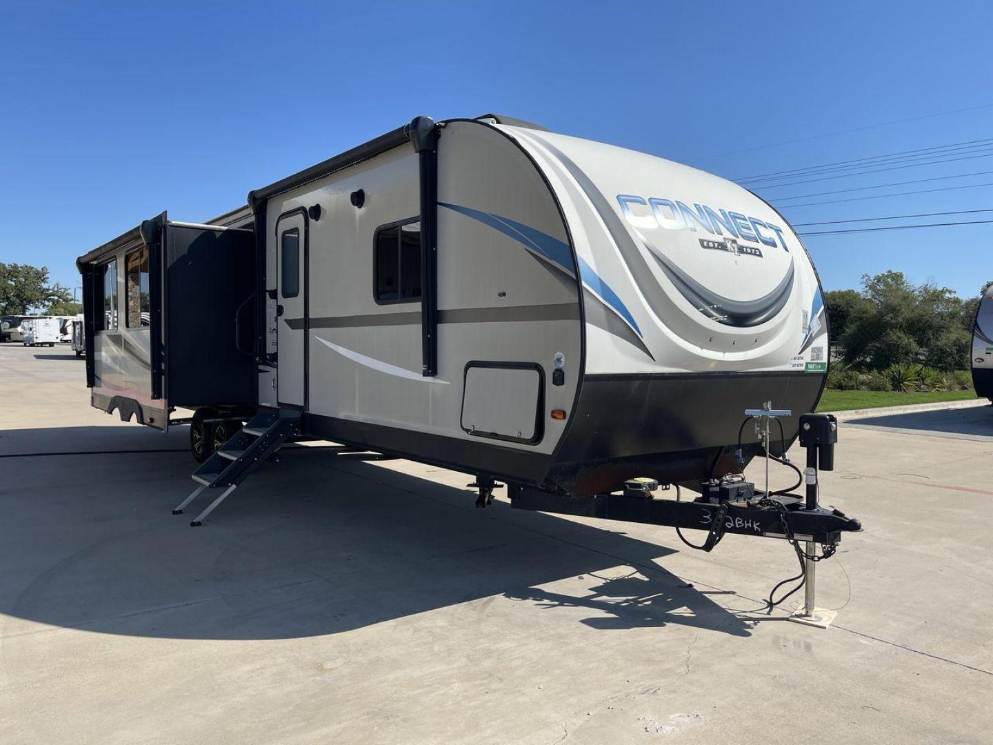 2020 KZ CONNECT 322BHK (4EZTL3221L7) , Length: 37.75 ft. | Dry Weight: 7,700 lbs. | Gross Weight: 8,800 lbs. | Slides: 2 transmission, located at 4319 N Main St, Cleburne, TX, 76033, (817) 678-5133, 32.385960, -97.391212 - Photo#22