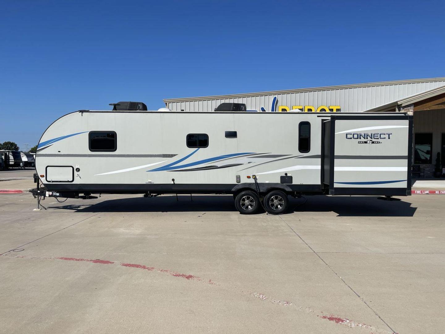 2020 KZ CONNECT 322BHK (4EZTL3221L7) , Length: 37.75 ft. | Dry Weight: 7,700 lbs. | Gross Weight: 8,800 lbs. | Slides: 2 transmission, located at 4319 N Main St, Cleburne, TX, 76033, (817) 678-5133, 32.385960, -97.391212 - The 2020 KZ Connect 322BHK boasts a modern and sleek exterior design, perfect for those seeking both style and functionality in a travel trailer. With a length of 37.75 ft. and a dry weight of 7,700 lbs., it offers a spacious yet manageable setup. The exterior features two large slides, significantl - Photo#23