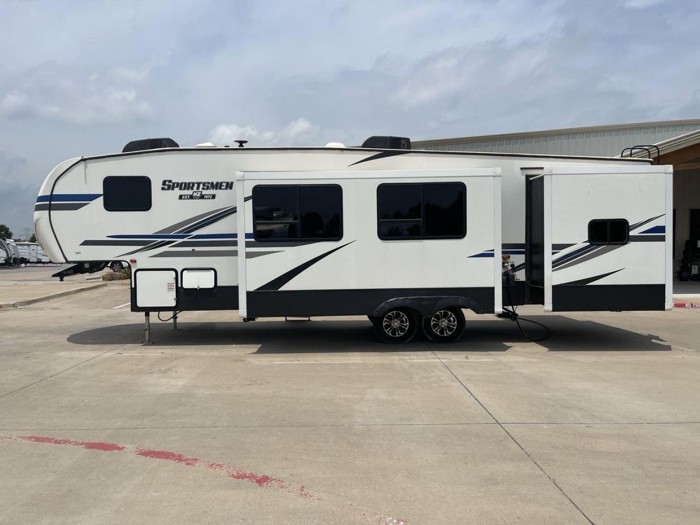 2020 KZ SPORTSMEN 302BHK (4EZFS3621L6) , located at 4319 N Main St, Cleburne, TX, 76033, (817) 678-5133, 32.385960, -97.391212 - Photo#23