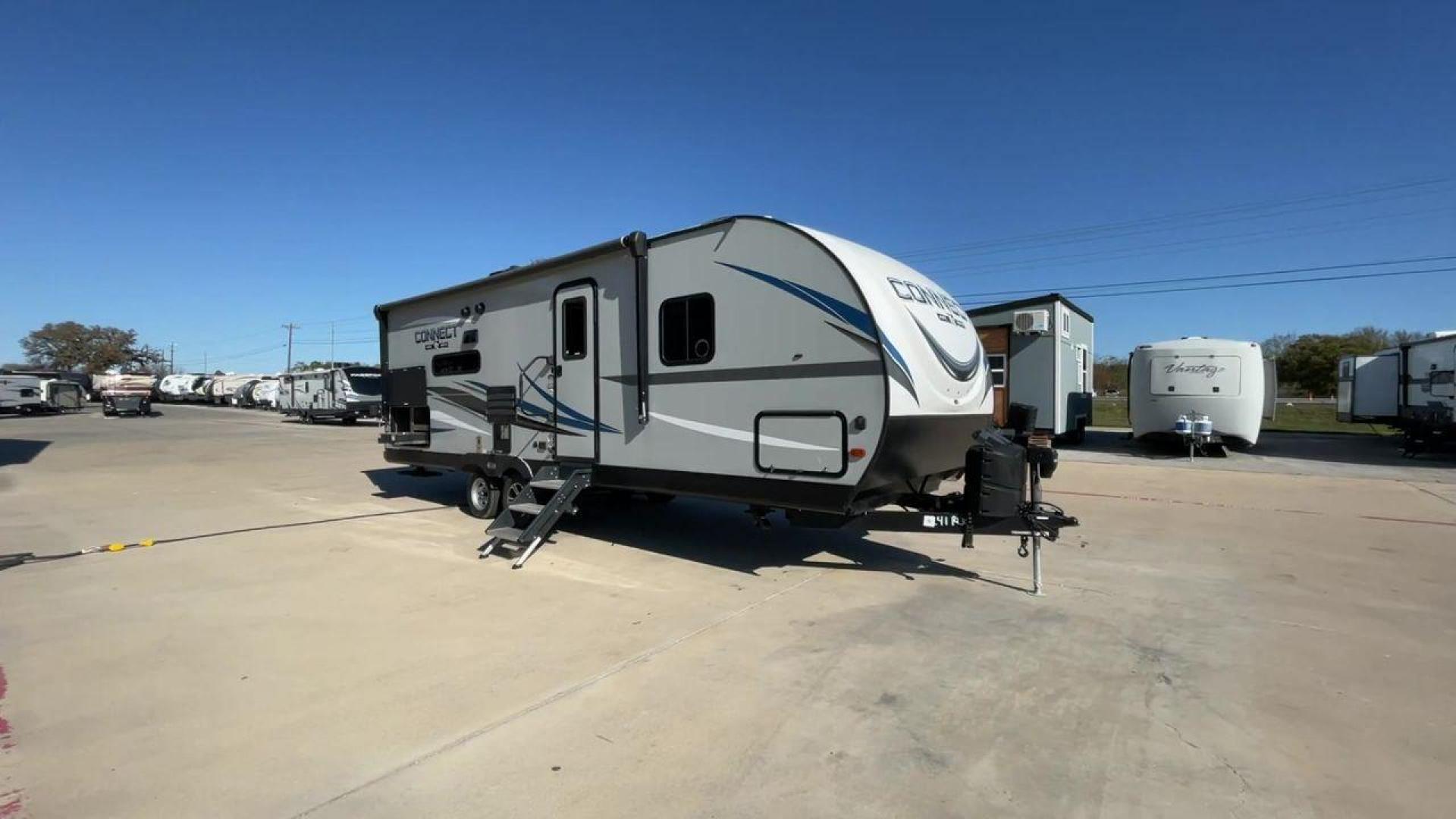 2020 K-Z CONNECT 241RLK (4EZTL2522L7) , located at 4319 N Main St, Cleburne, TX, 76033, (817) 678-5133, 32.385960, -97.391212 - Photo#3