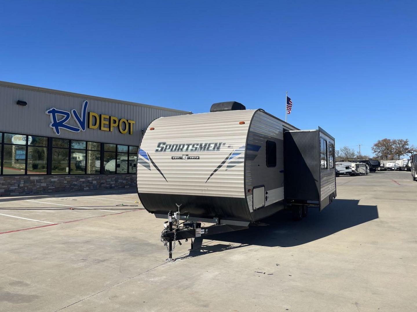 2020 K-Z SPORTSMEN 291BH (4EZTU2929L5) , located at 4319 N Main St, Cleburne, TX, 76033, (817) 678-5133, 32.385960, -97.391212 - Don’t hesitate to bring along a few extra campers in this 2020 K-Z Sportsmen 291BH! This travel trailer is a bunk model that offers sleeping space for up to 10 people, making it ideal for large families or friend groups. It also includes a large slide for a more spacious interior. It’s certainly - Photo#0