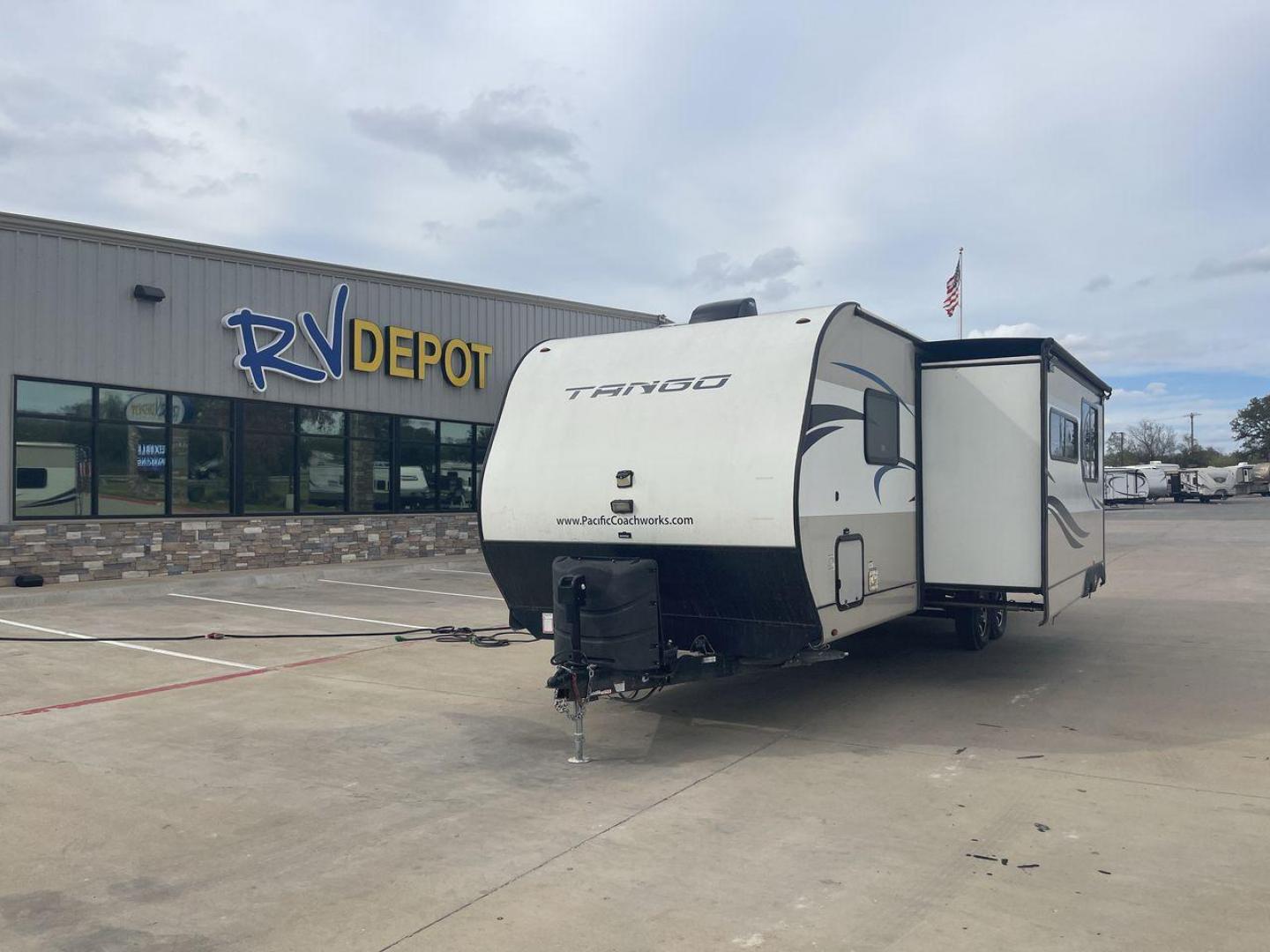 2020 PACIFIC COACHWORKS TANGO 279QQBH (5UYVS3228LR) , Length: 32 ft | Slides: 1 transmission, located at 4319 N Main St, Cleburne, TX, 76033, (817) 678-5133, 32.385960, -97.391212 - Photo#0