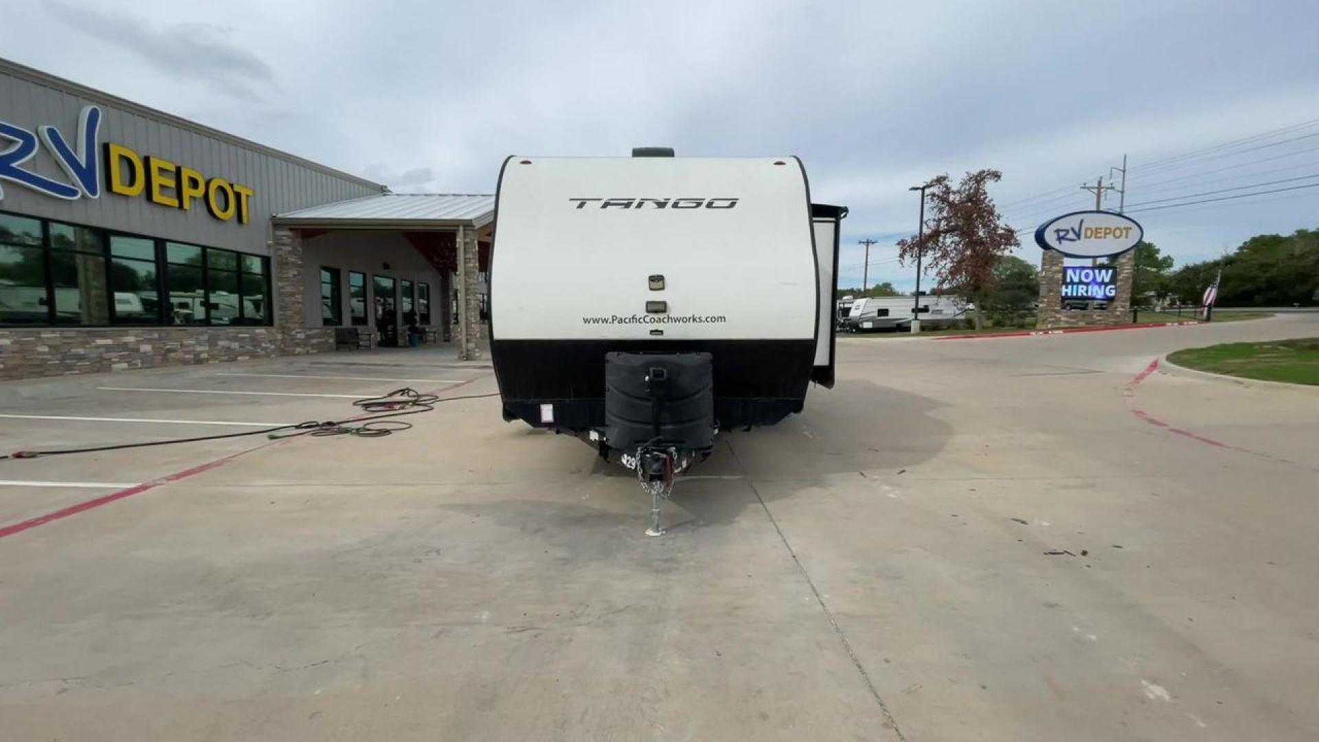 2020 PACIFIC COACHWORKS TANGO 279QQBH (5UYVS3228LR) , Length: 32 ft | Slides: 1 transmission, located at 4319 N Main St, Cleburne, TX, 76033, (817) 678-5133, 32.385960, -97.391212 - Photo#4