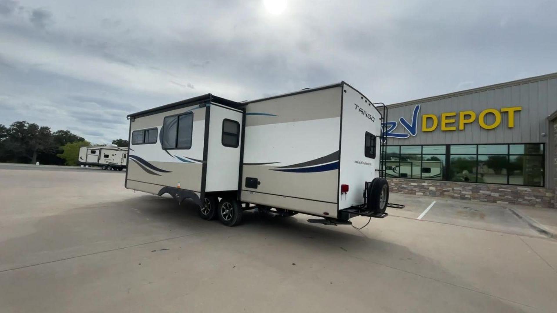 2020 PACIFIC COACHWORKS TANGO 279QQBH (5UYVS3228LR) , Length: 32 ft | Slides: 1 transmission, located at 4319 N Main St, Cleburne, TX, 76033, (817) 678-5133, 32.385960, -97.391212 - Photo#7