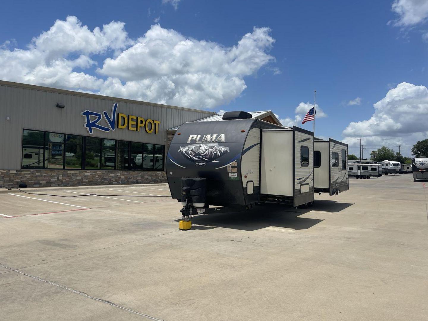 2020 PALOMINO PUMA 32RKTS (4X4TPUH27LP) , located at 4319 N Main St, Cleburne, TX, 76033, (817) 678-5133, 32.385960, -97.391212 - Photo#0